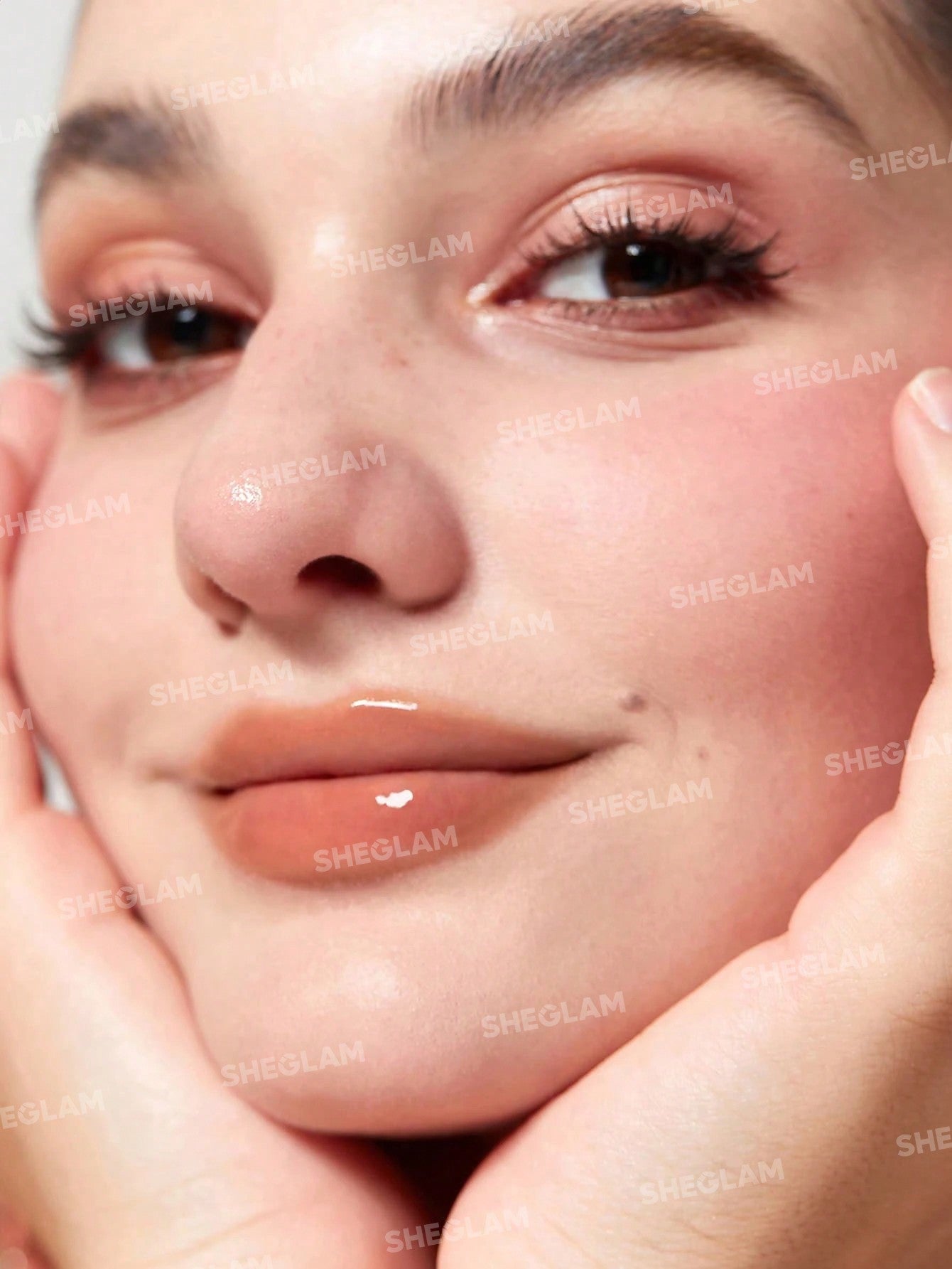 Блиск для губ POUT-PERFECT SHINE LIP PLUMPER-WALK ON THE BEACH | SHEGLAM