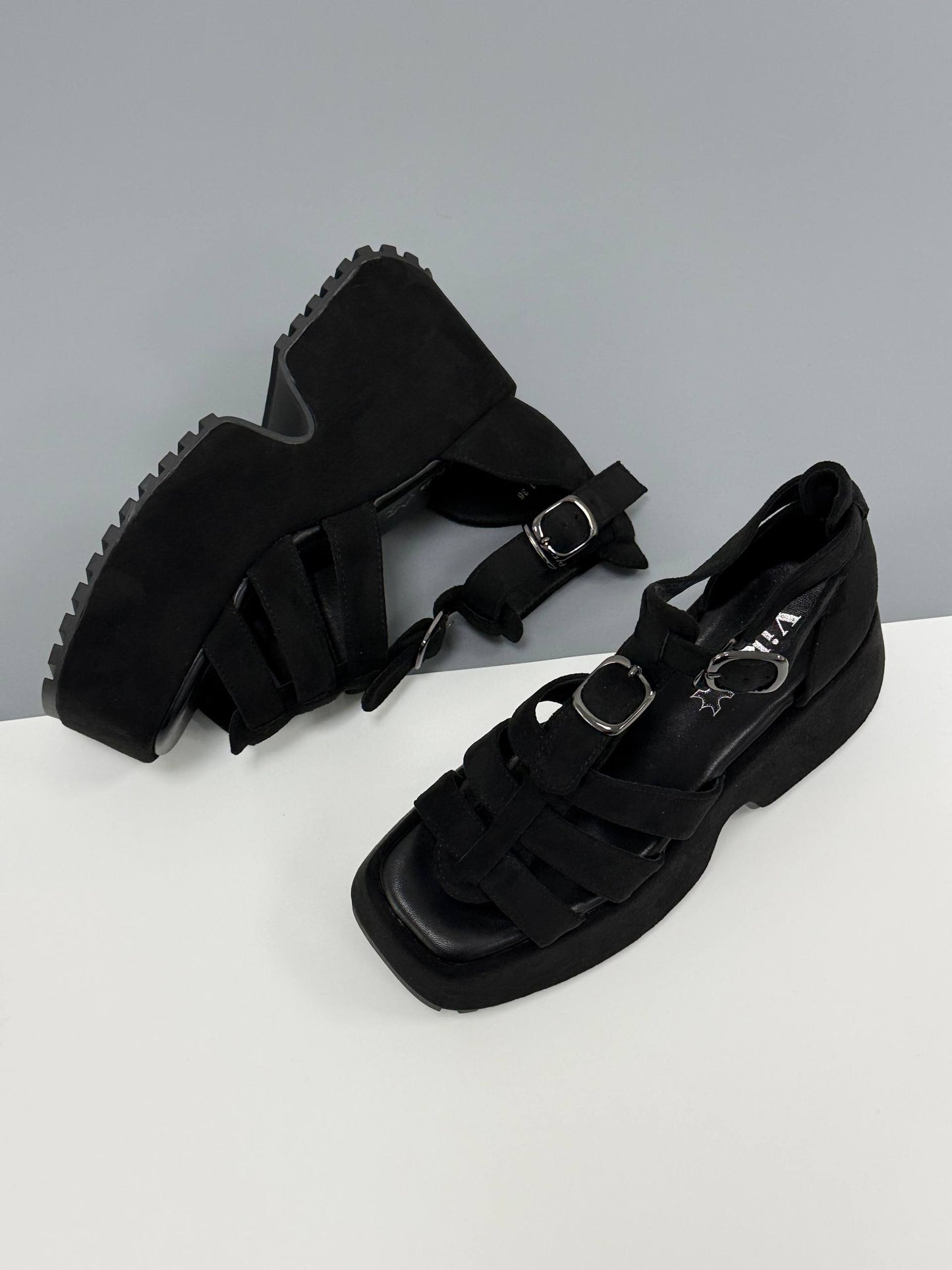 Босоніжки на високій платформі екозамша, чорний