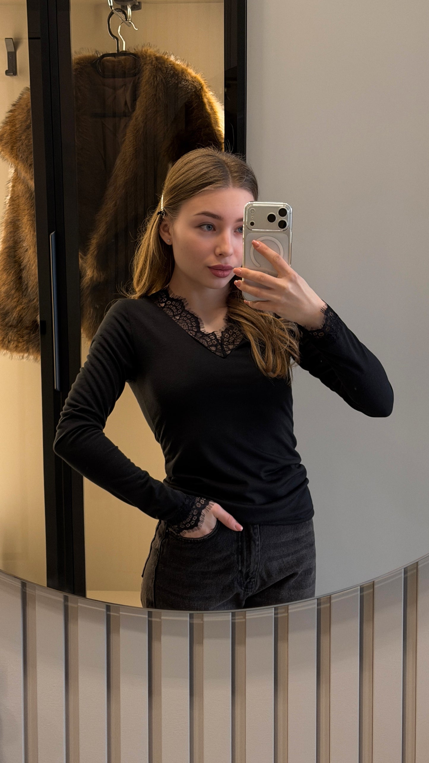 Кофтинка з мереживом