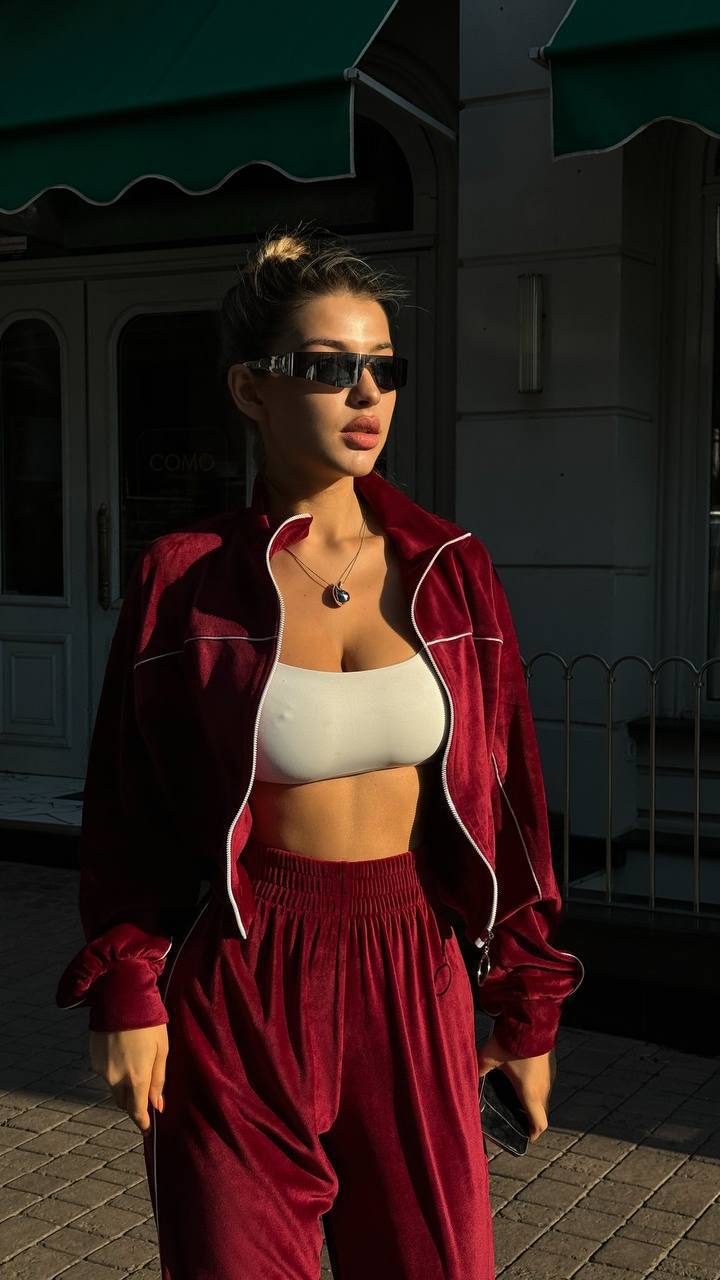 Велюровий костюм з контрастним кантом