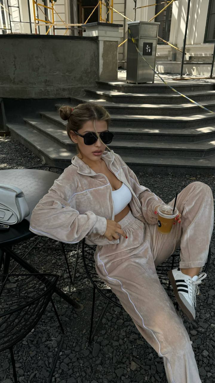 Велюровий костюм з контрастним кантом