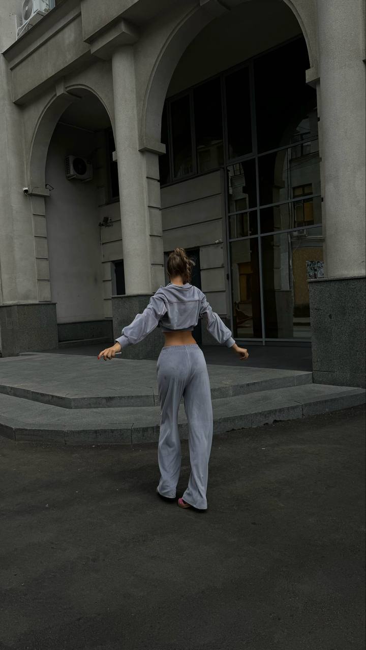 Велюровий костюм з контрастним кантом