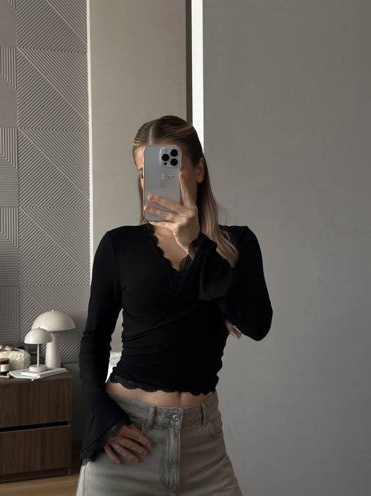 Кофтинка з мереживом на запах