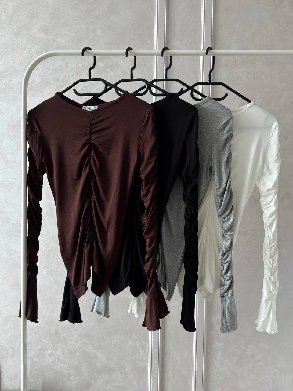 Кофтинка зі збіркою посередині та рукавах