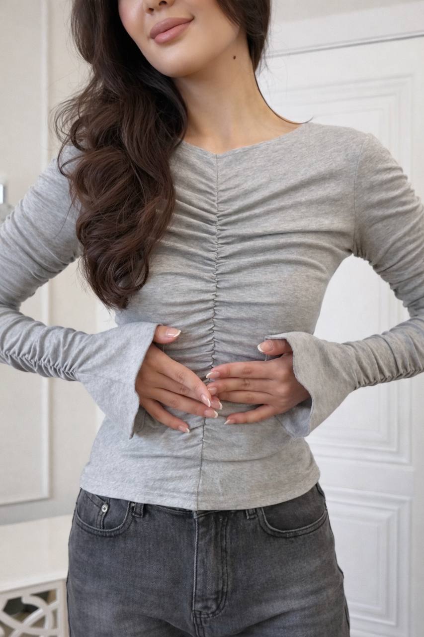 Кофтинка зі збіркою посередині та рукавах