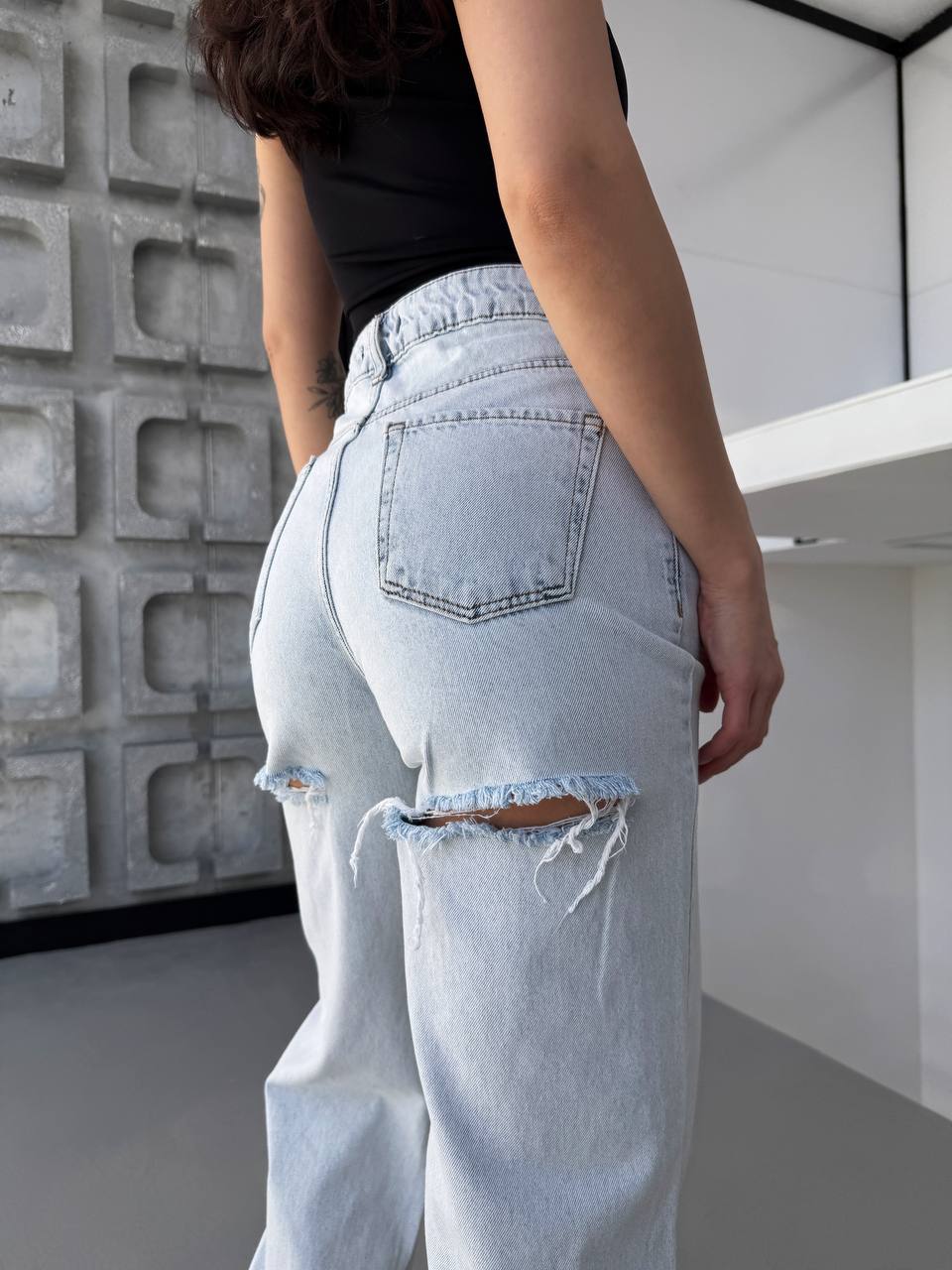 Джинси з розрізами позаду