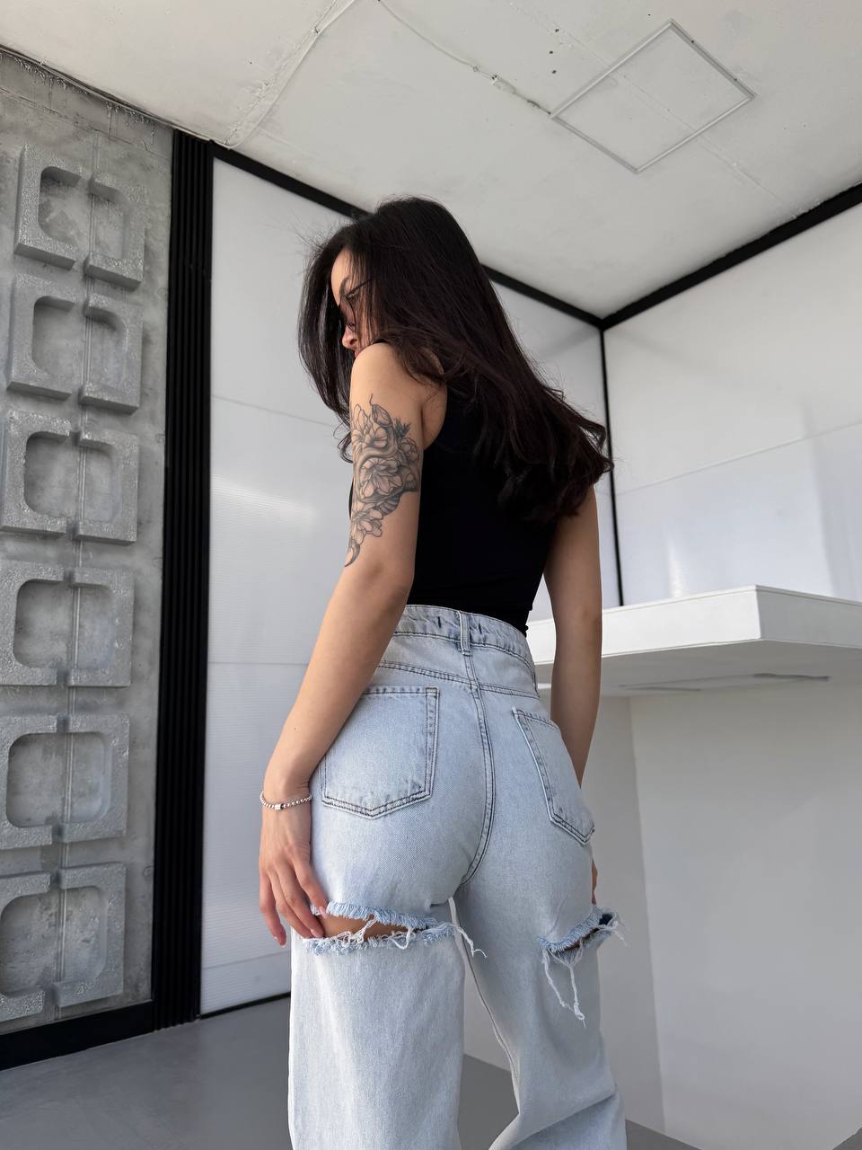 Джинси з розрізами позаду