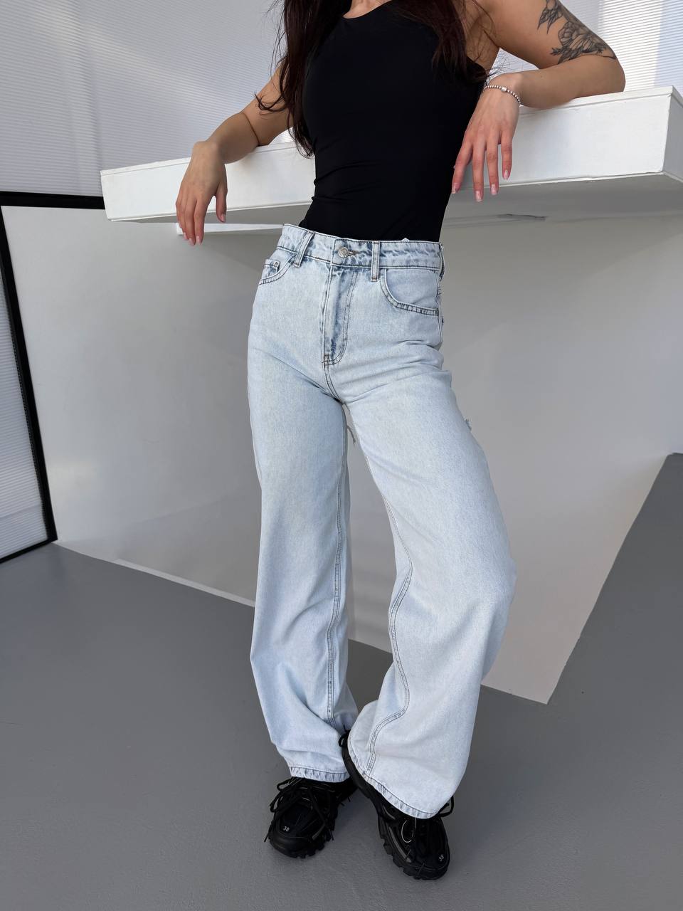 Джинси з розрізами позаду