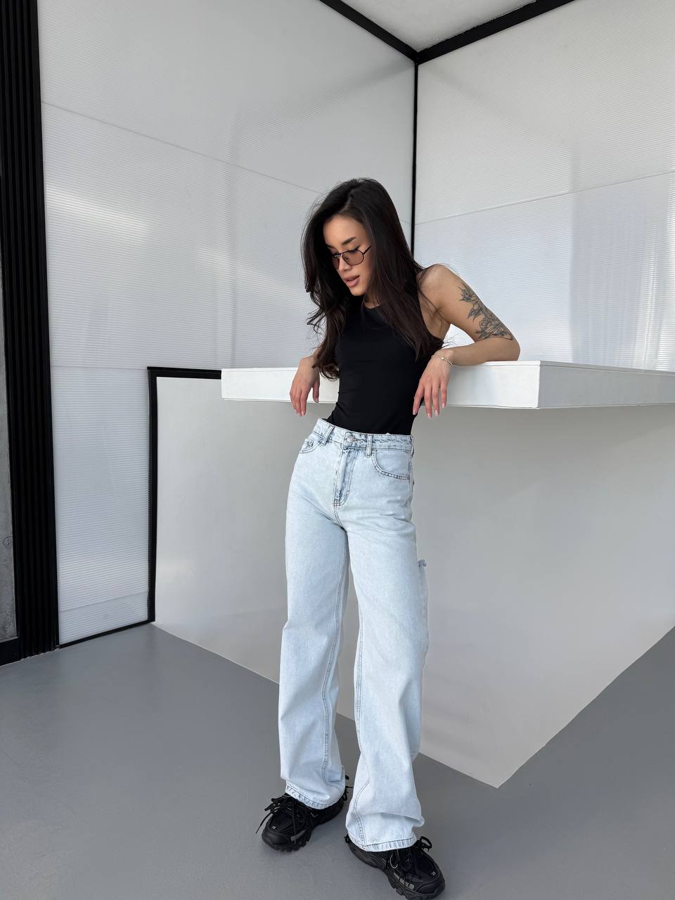 Джинси з розрізами позаду