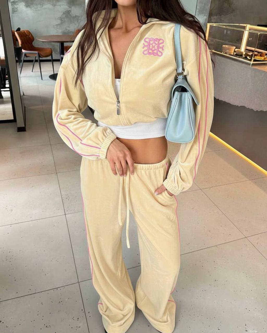 Спортивний костюм велюровий з нашивкою