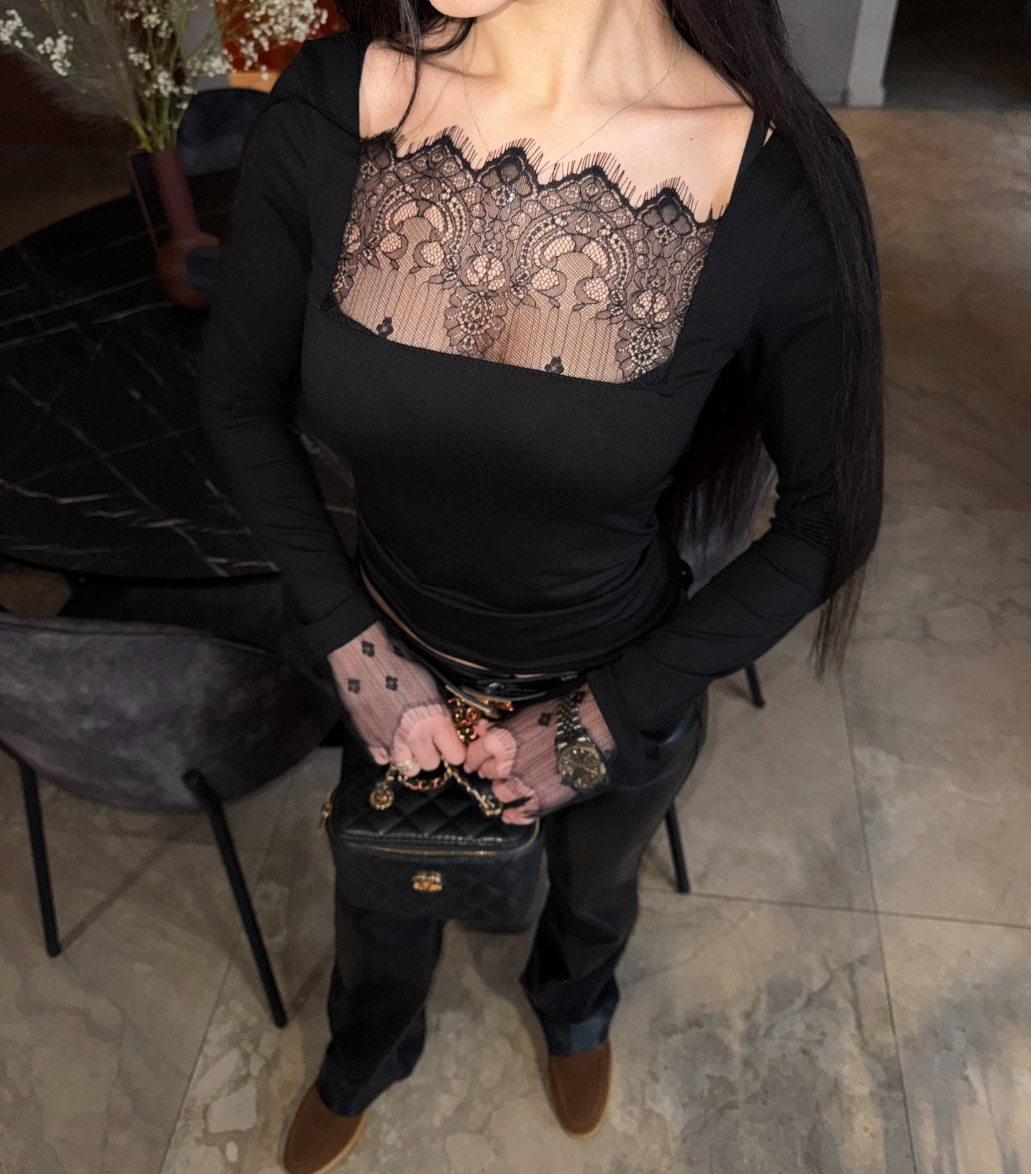 Кофтинка з мереживом з відкритим декольте