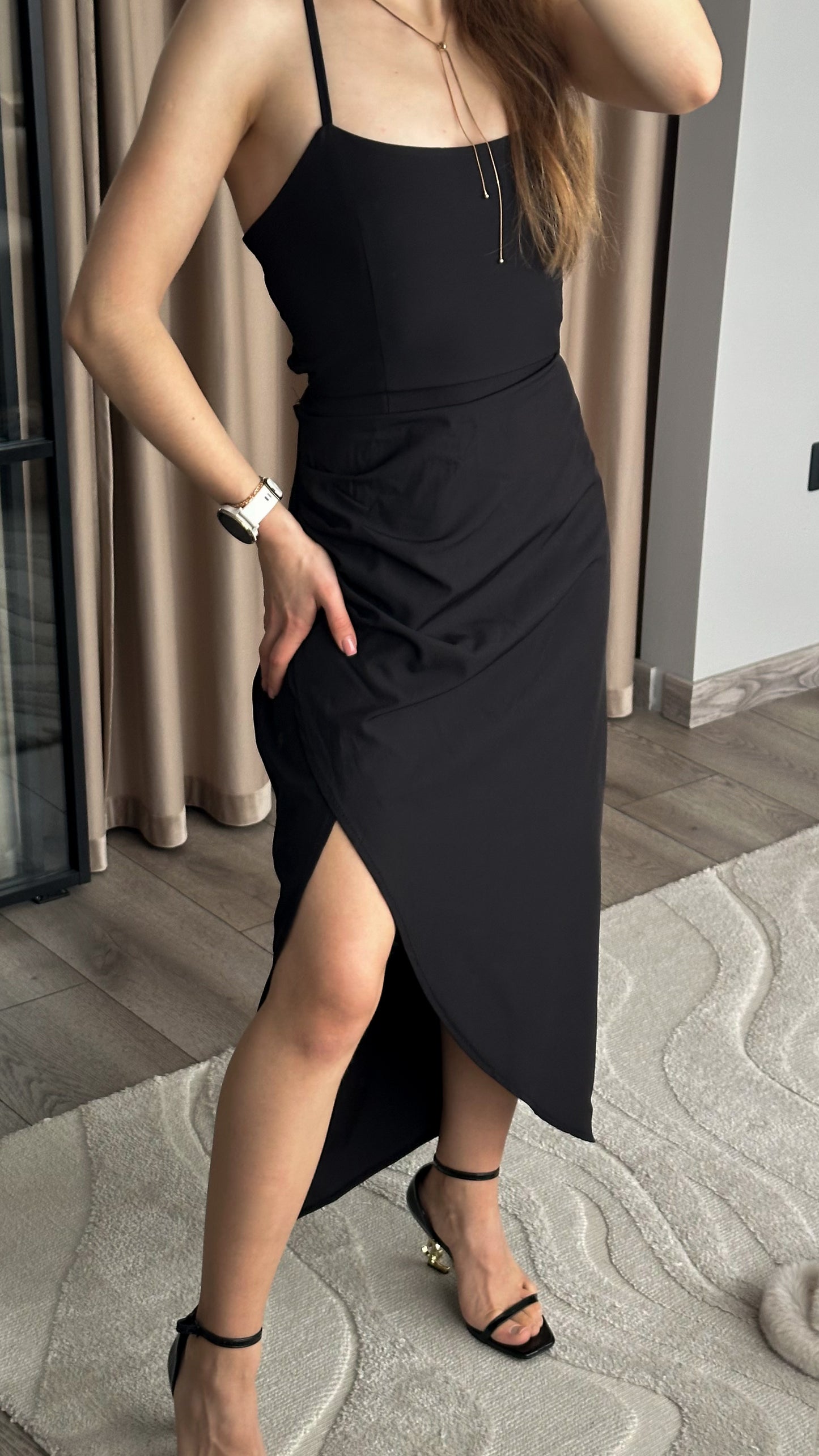 Сукня міді з вирізом