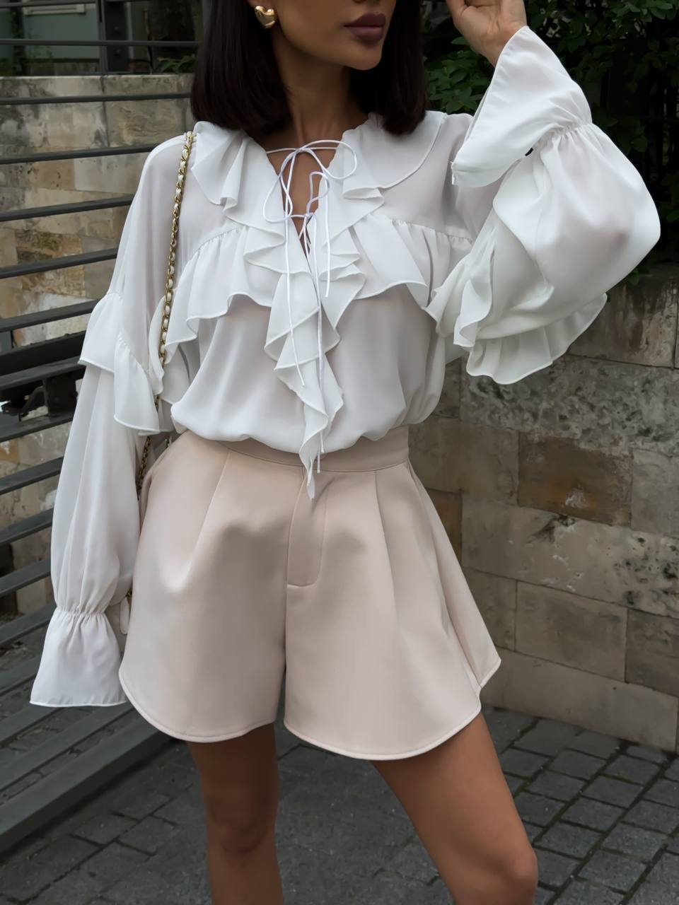 Блуза з воланами у молочному кольорі