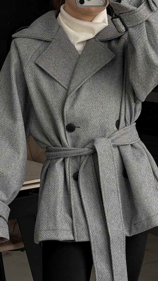 Вкорочене пальто з регулюючим рукавом