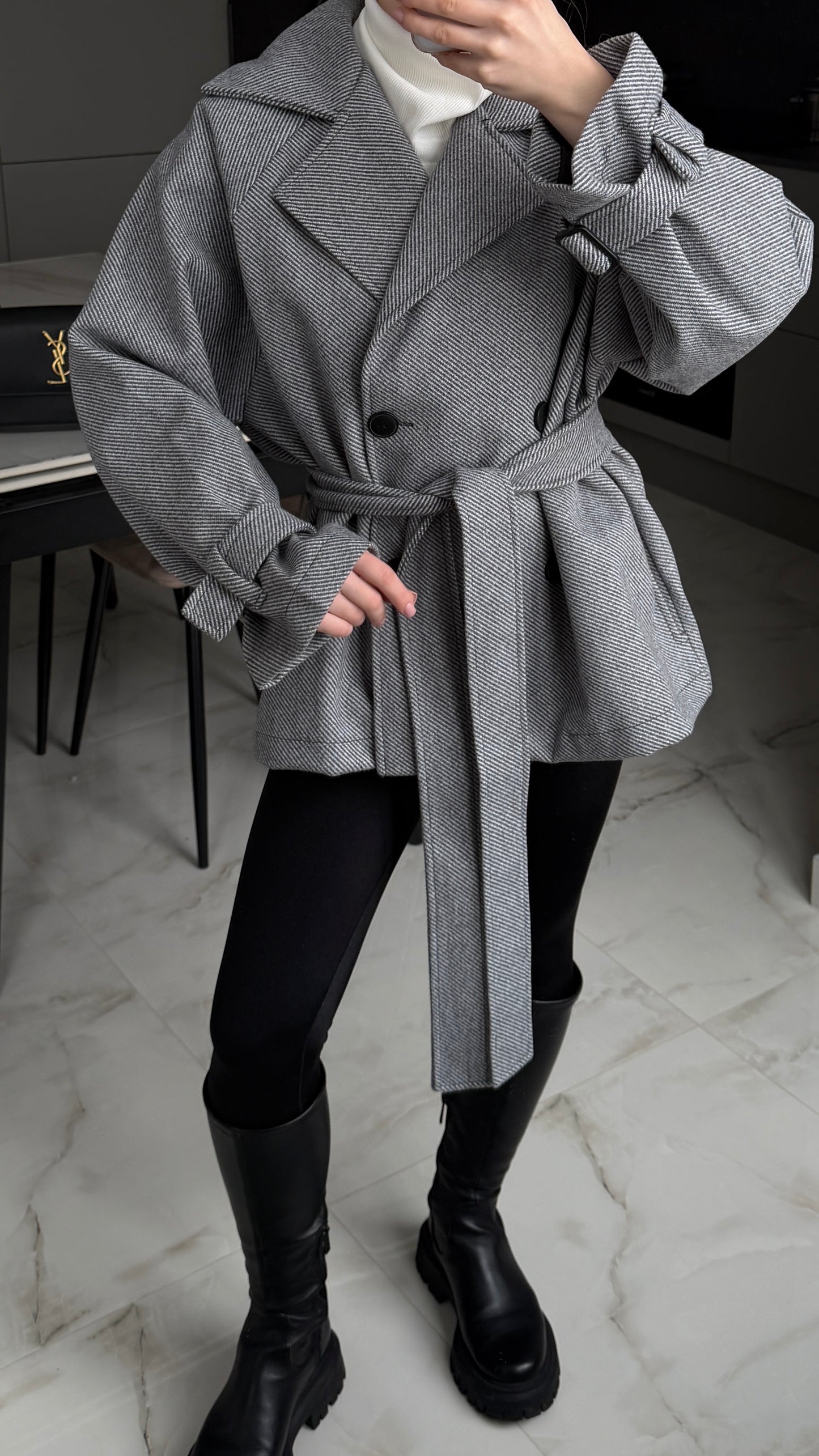 Вкорочене пальто з регулюючим рукавом