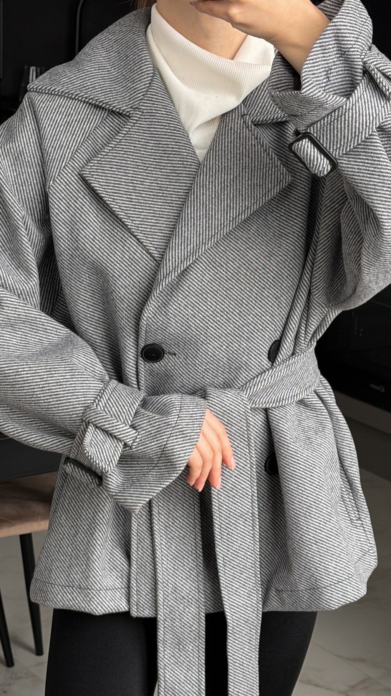 Вкорочене пальто з регулюючим рукавом