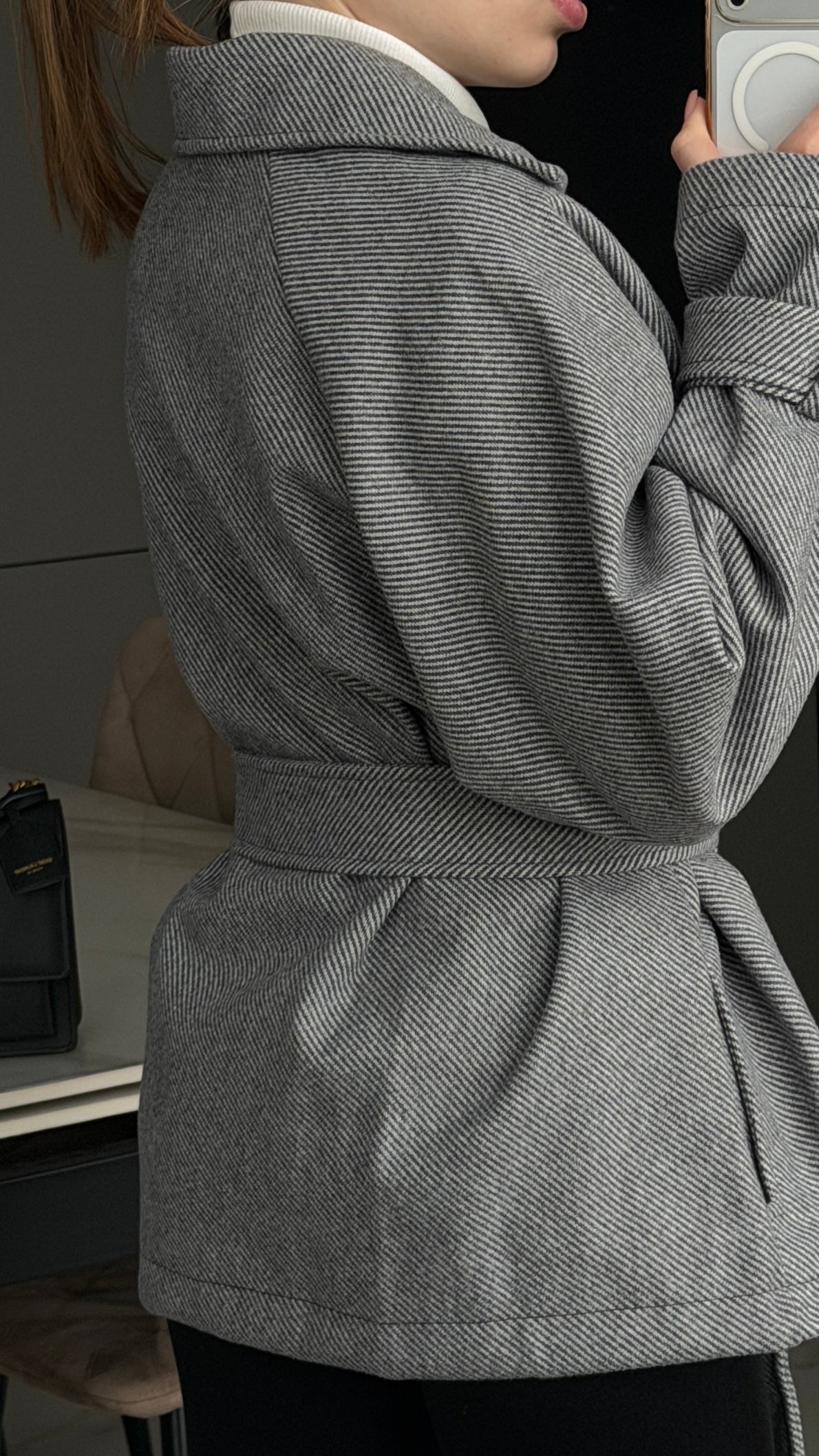 Вкорочене пальто з регулюючим рукавом