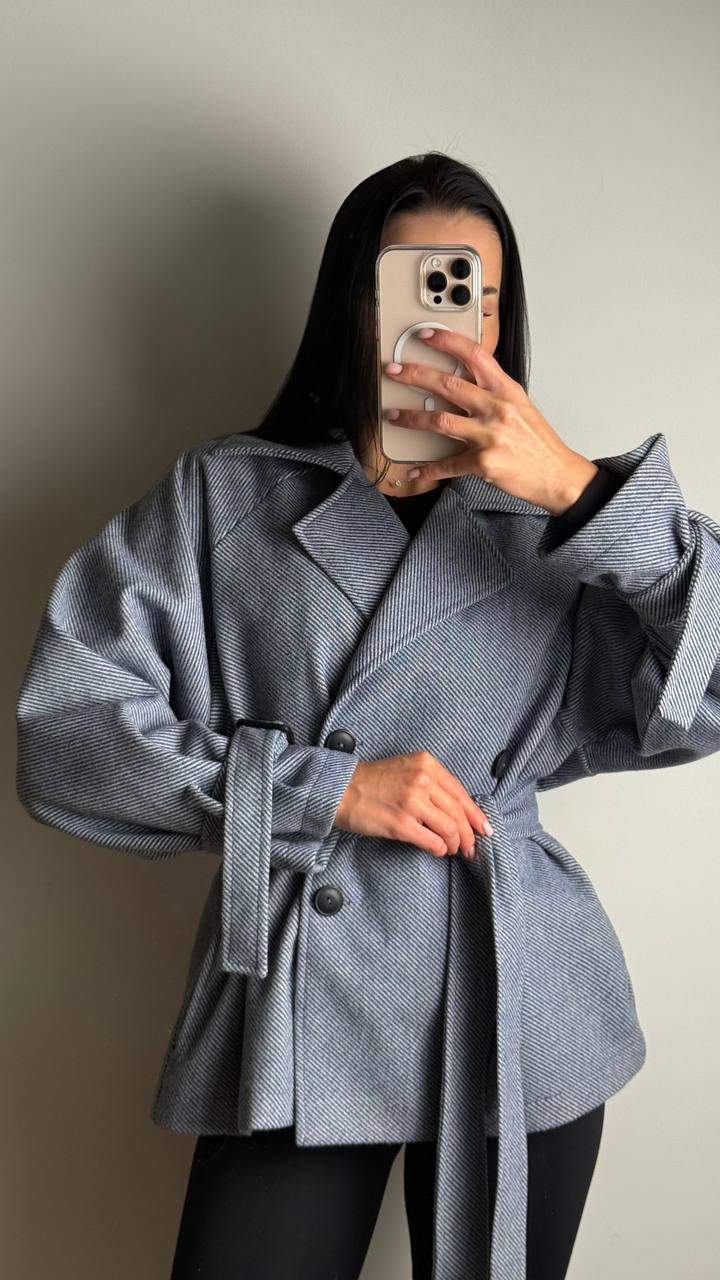 Вкорочене пальто з регулюючим рукавом