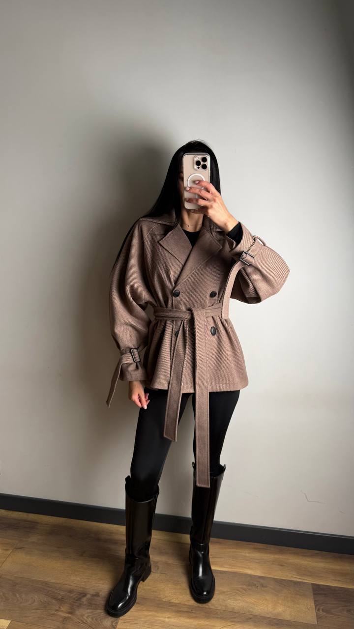 Вкорочене пальто з регулюючим рукавом