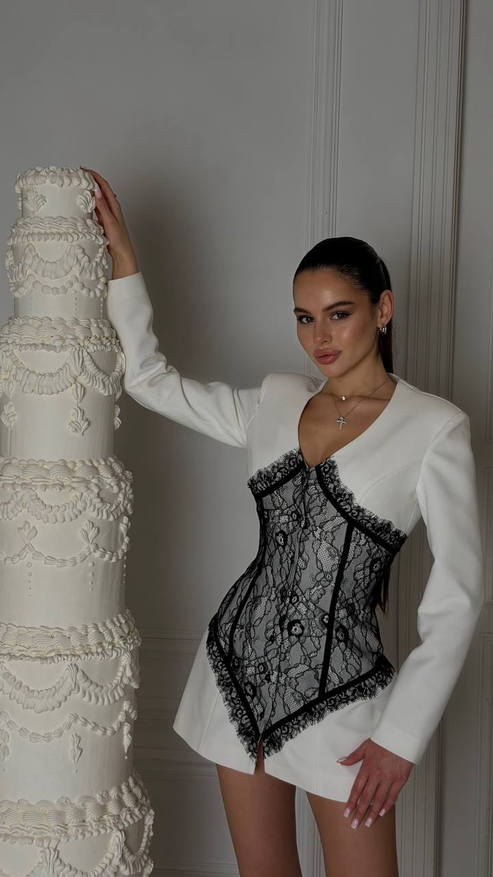 Сукня з мереживним корсетним силуетом