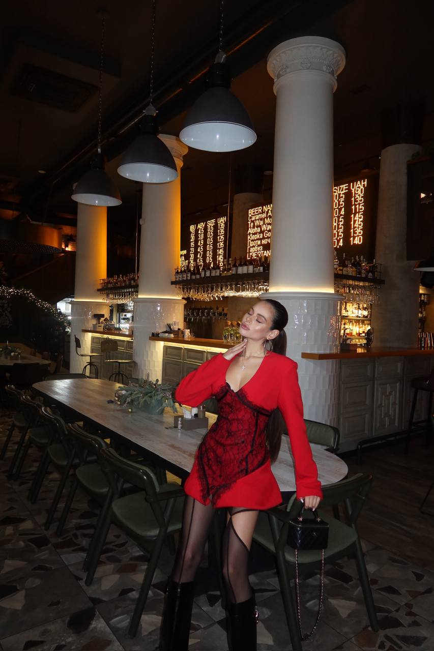 Сукня з мереживним корсетним силуетом