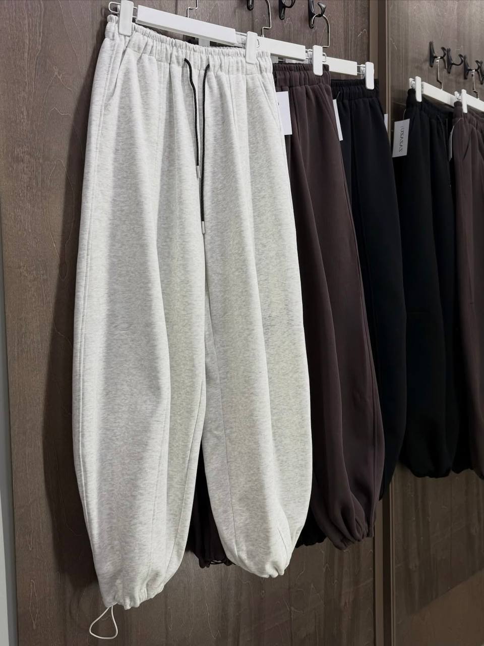 Спортивні штани зі стрілкою