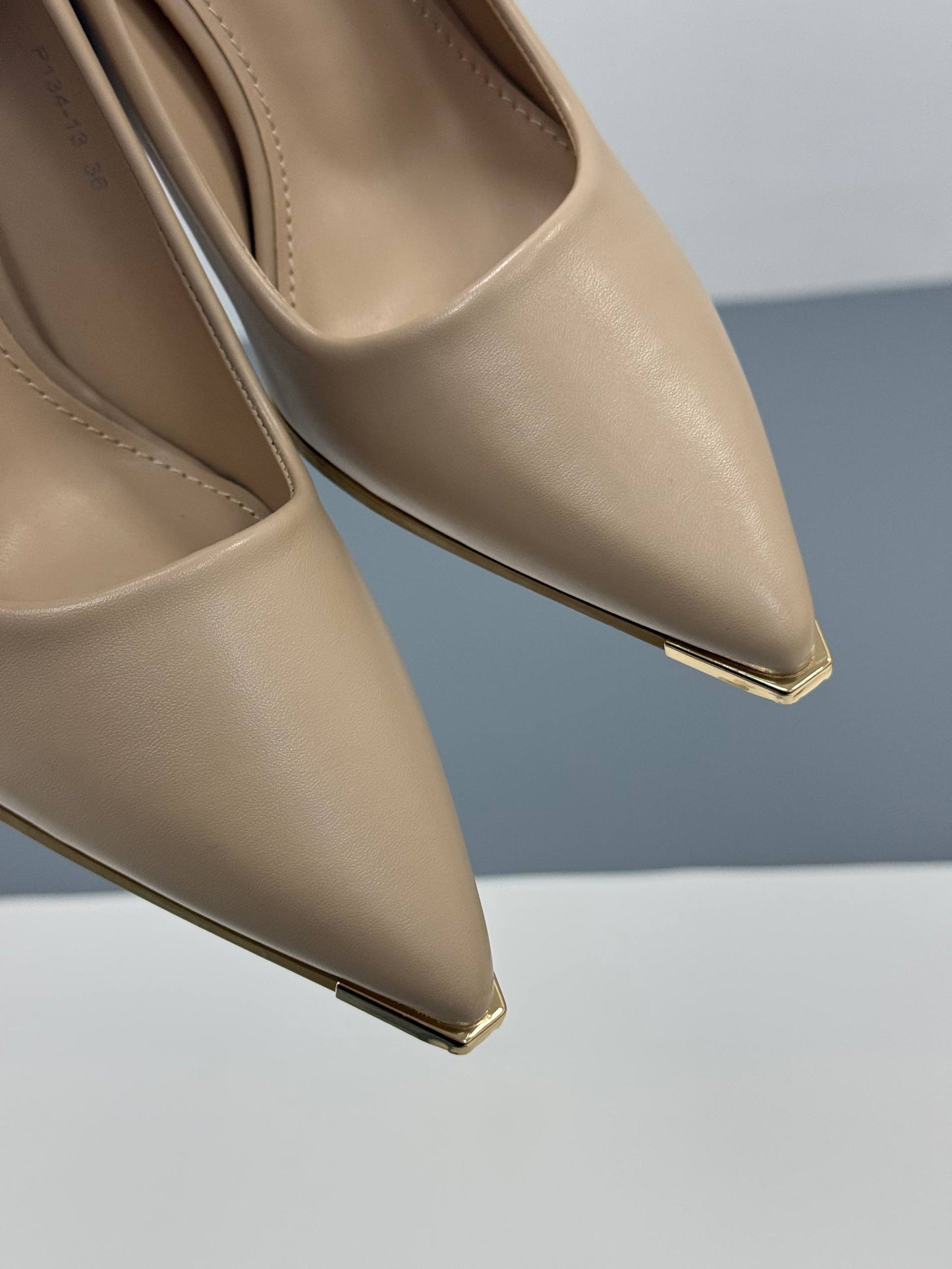 Вишукані туфлі, бежевий