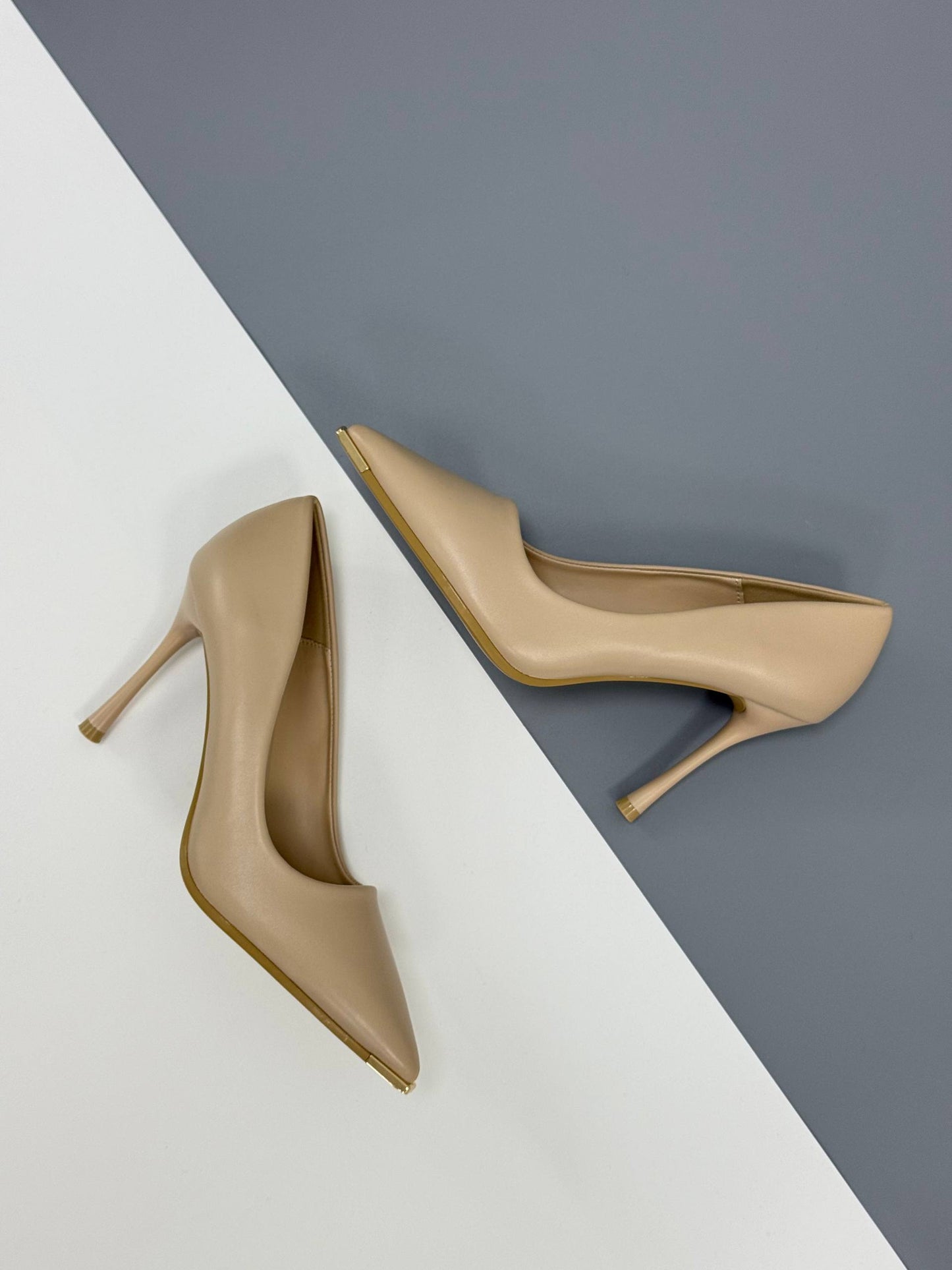 Вишукані туфлі, бежевий