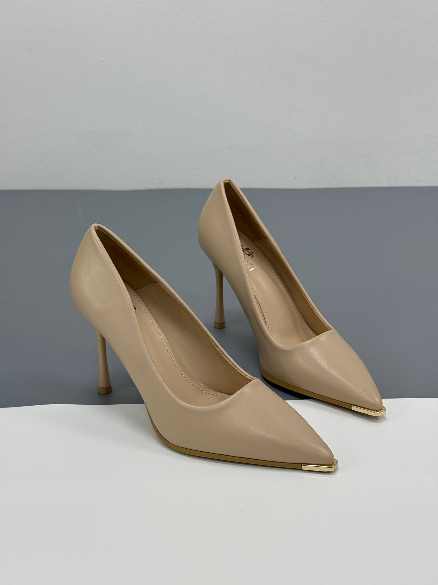 Вишукані туфлі, бежевий