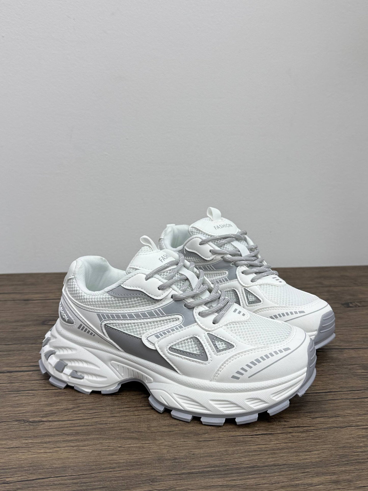 Кросівки на масивній підошві