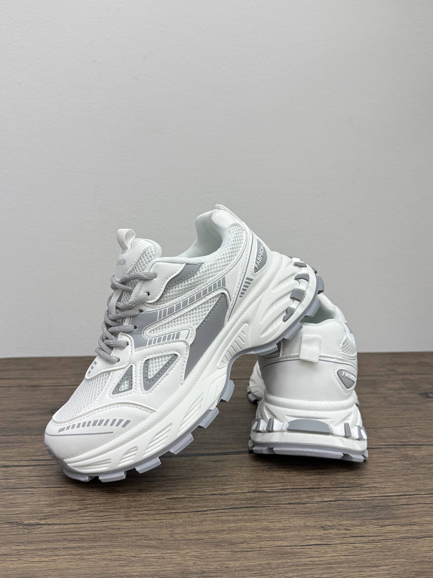 Кросівки на масивній підошві