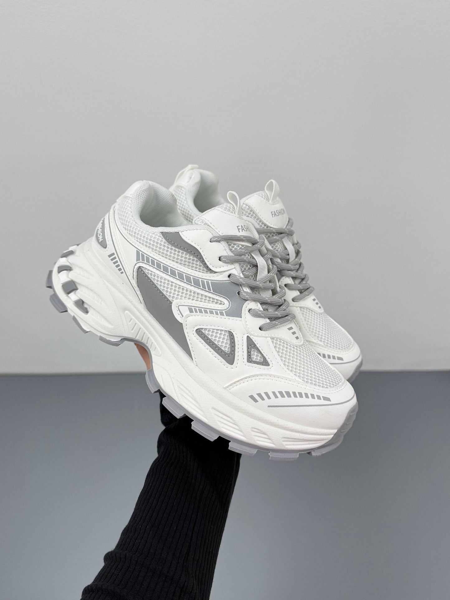 Кросівки на масивній підошві