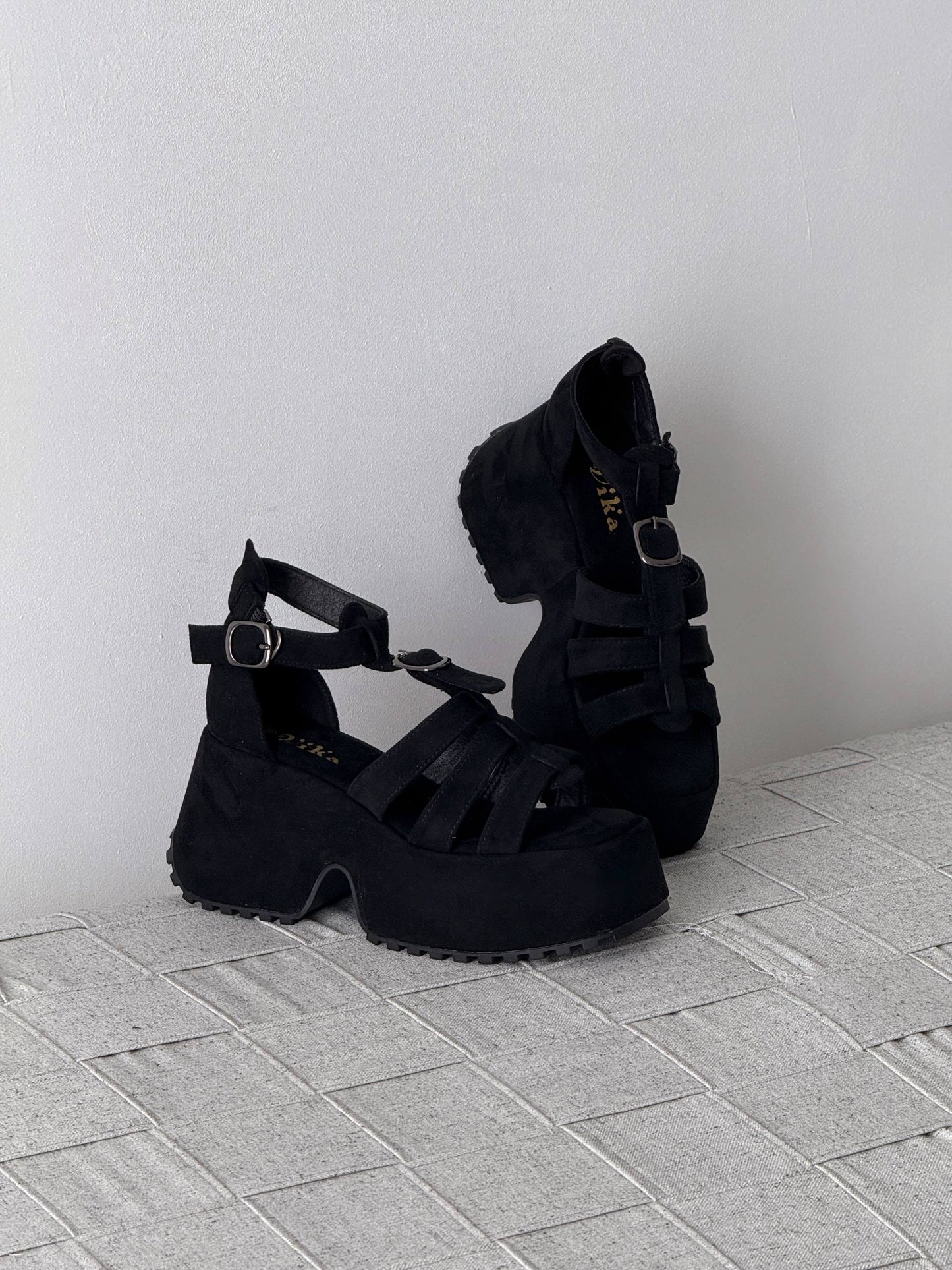 Босоніжки на високій платформі екозамша, чорний