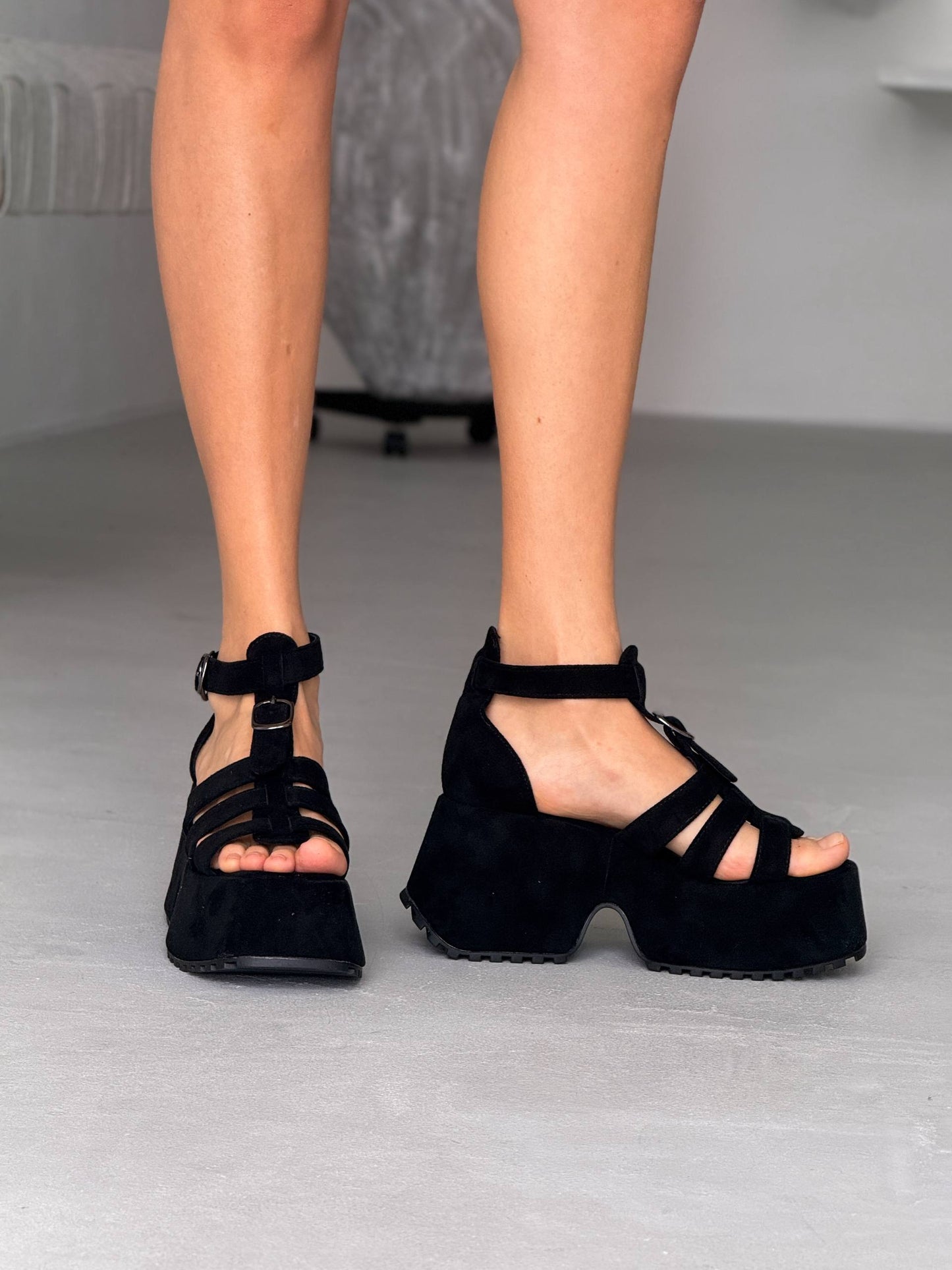 Босоніжки на високій платформі екозамша, чорний