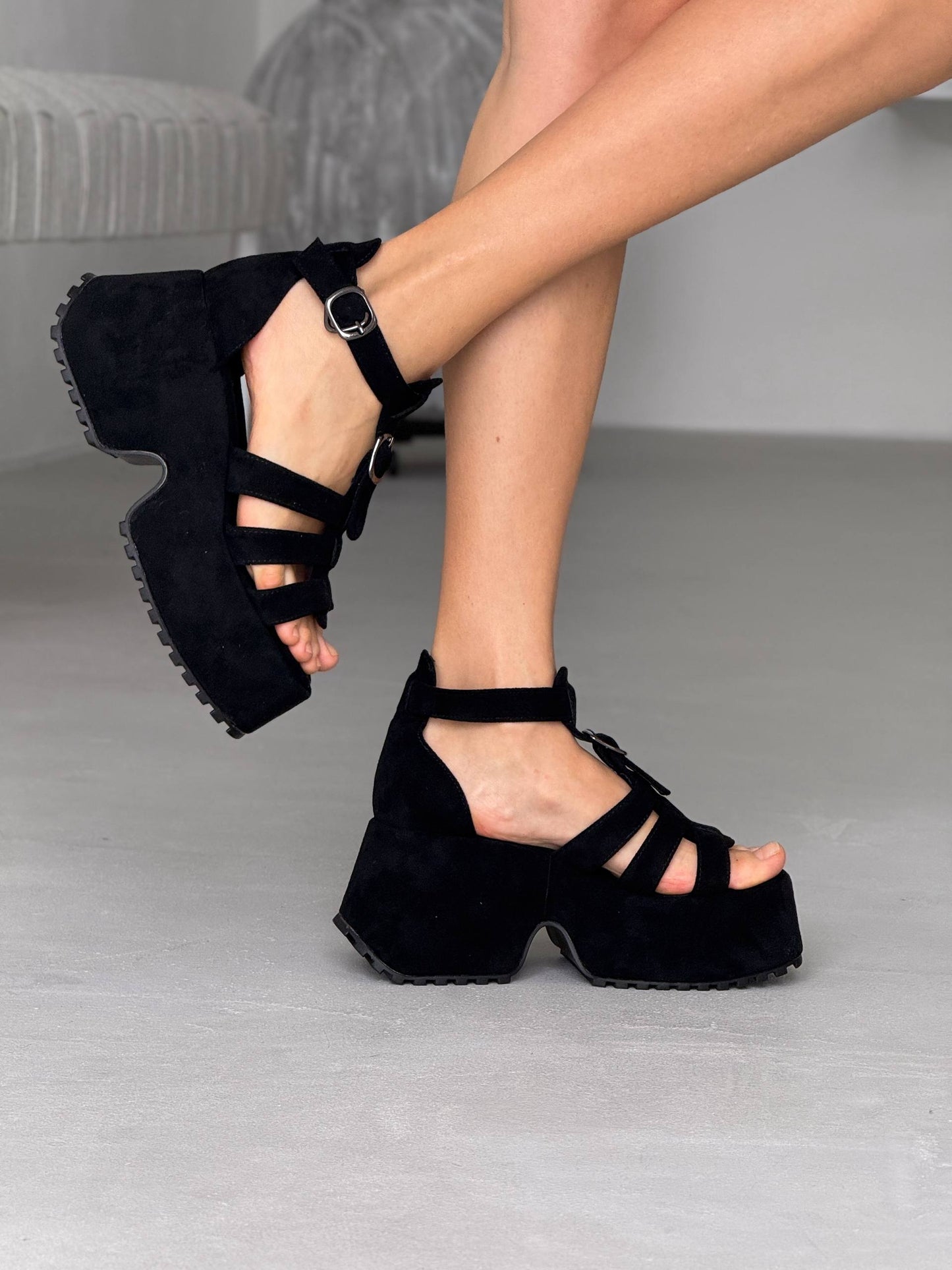 Босоніжки на високій платформі екозамша, чорний