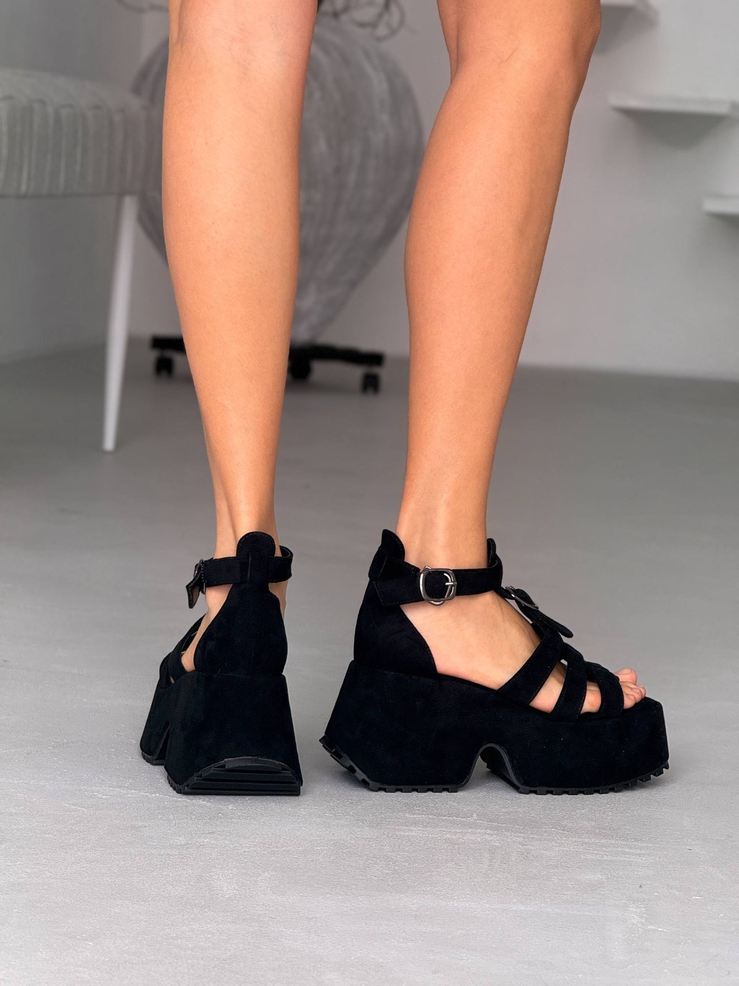 Босоніжки на високій платформі екозамша, чорний