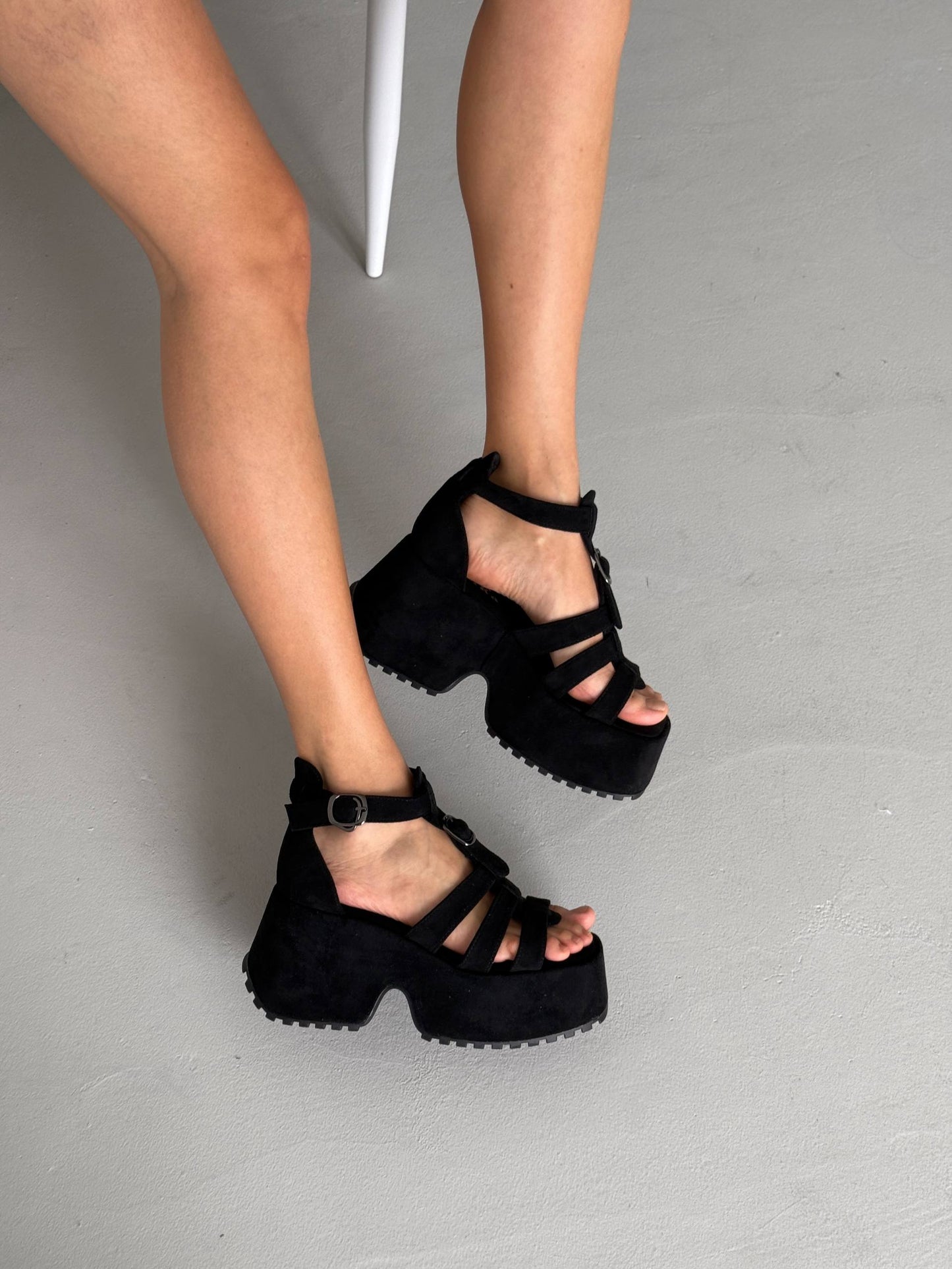 Босоніжки на високій платформі екозамша, чорний