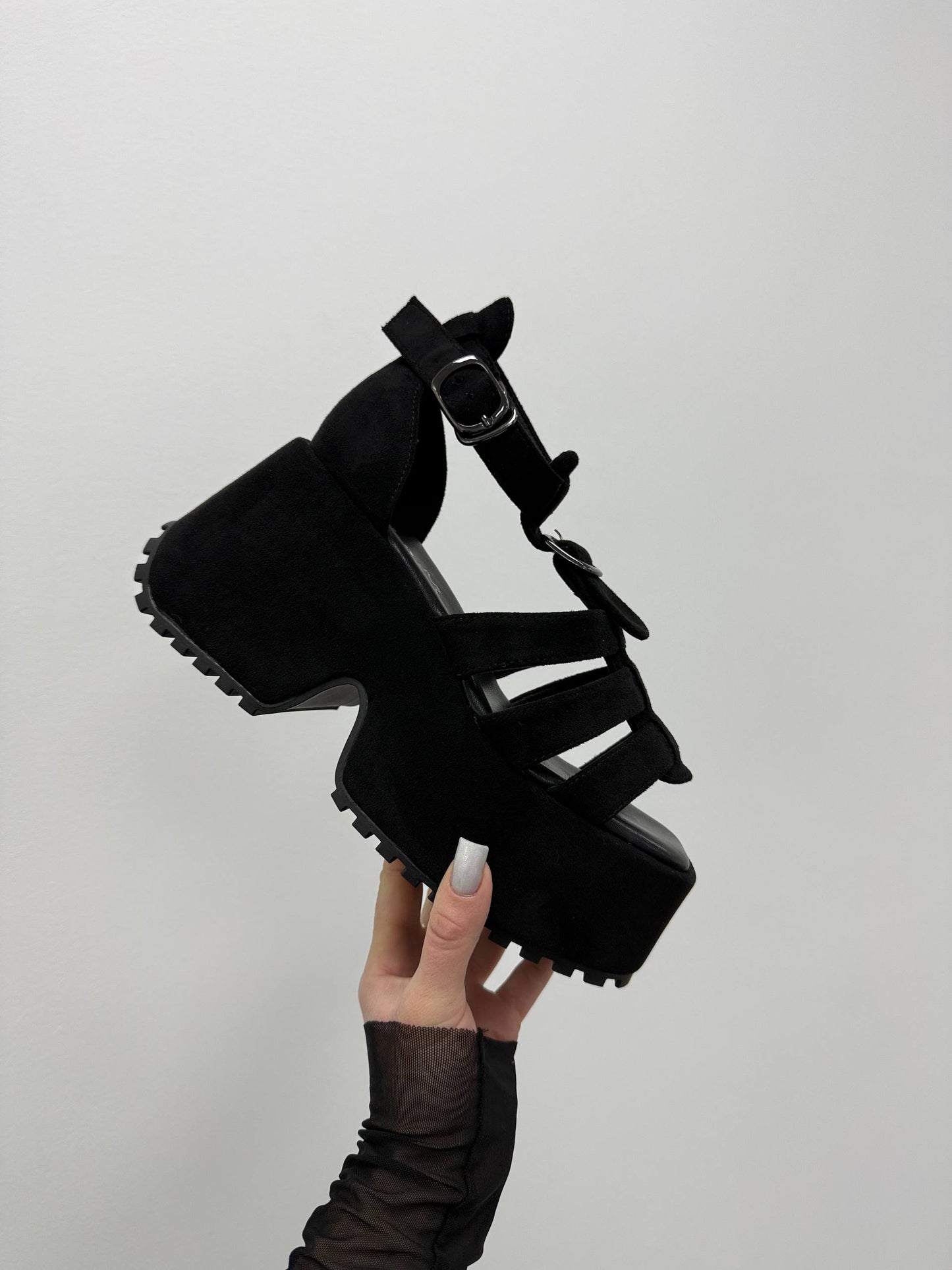 Босоніжки на високій платформі екозамша, чорний