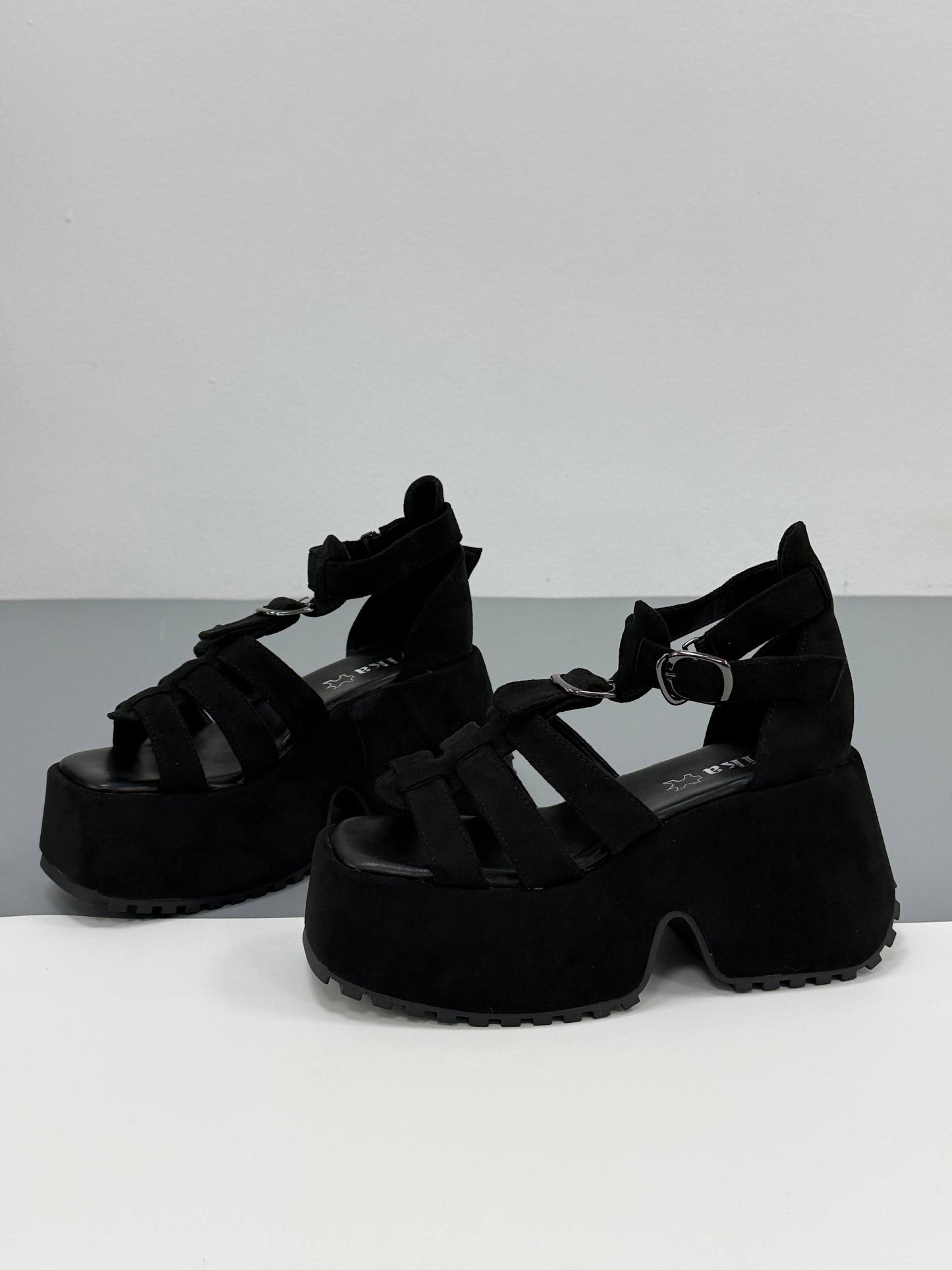 Босоніжки на високій платформі екозамша, чорний