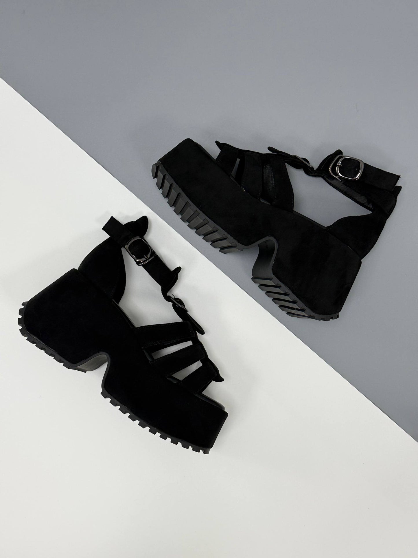 Босоніжки на високій платформі екозамша, чорний