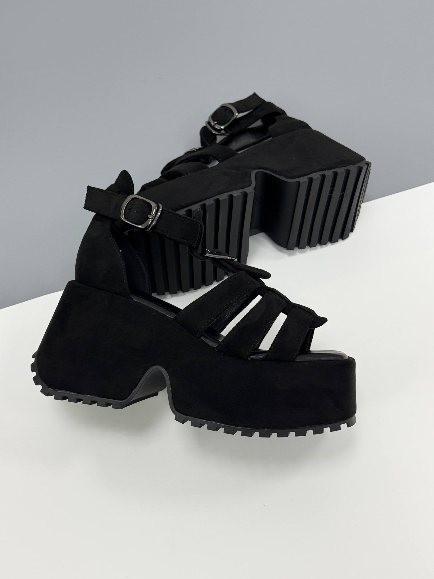 Босоніжки на високій платформі екозамша, чорний