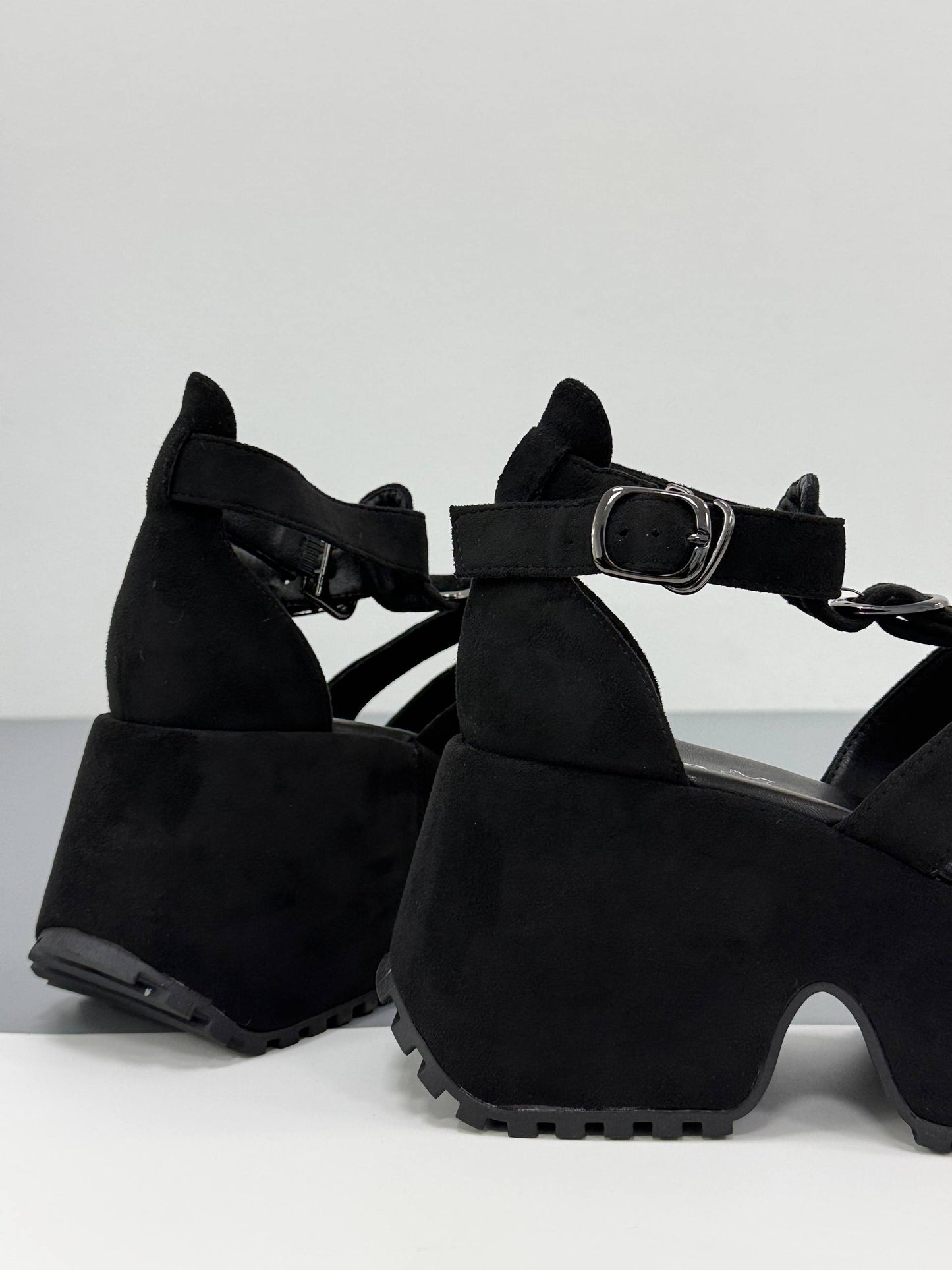 Босоніжки на високій платформі екозамша, чорний