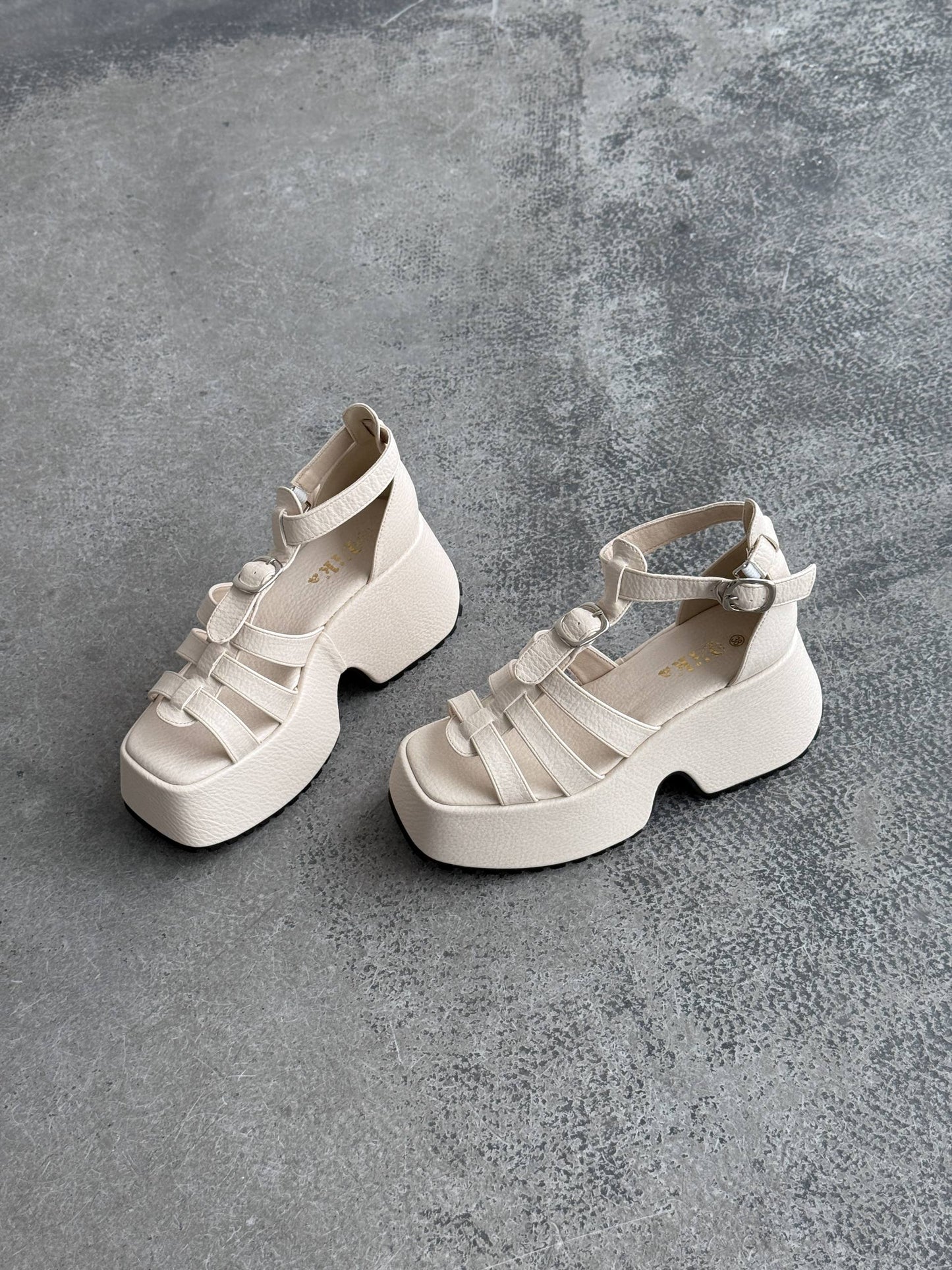 Босоніжки на високій платформі, бежевий