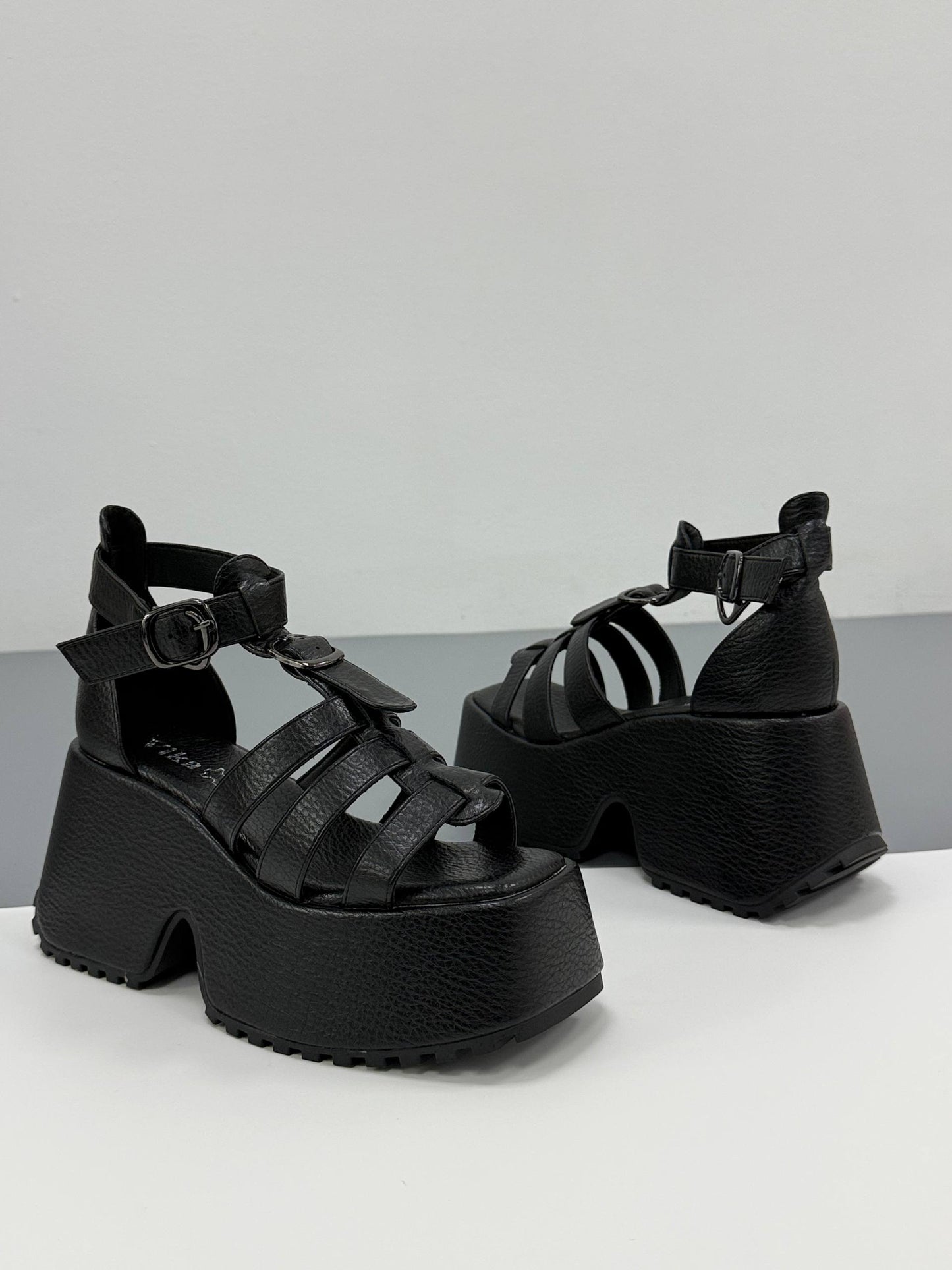 Босоніжки на високій платформі, чорний