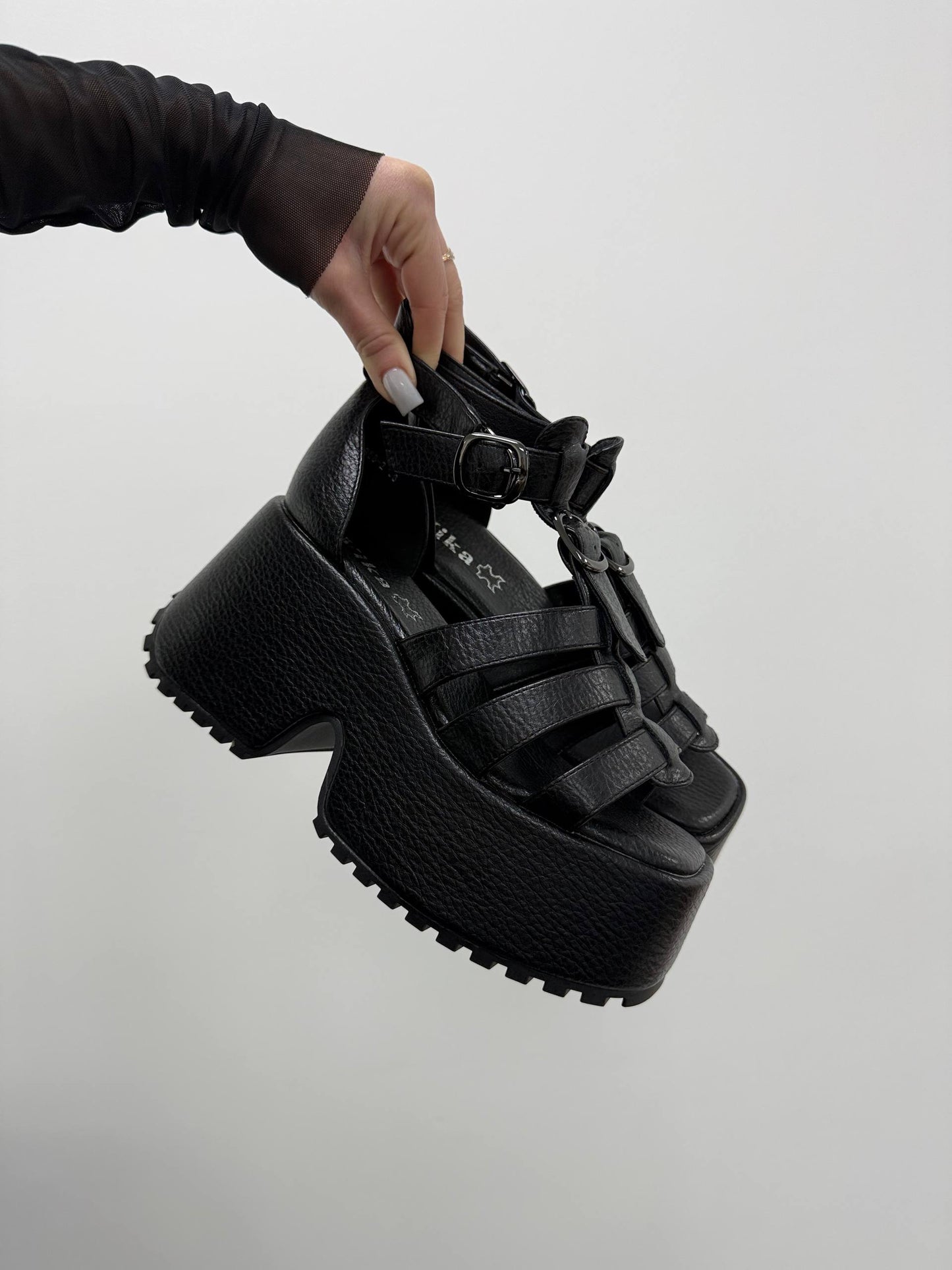 Босоніжки на високій платформі, чорний