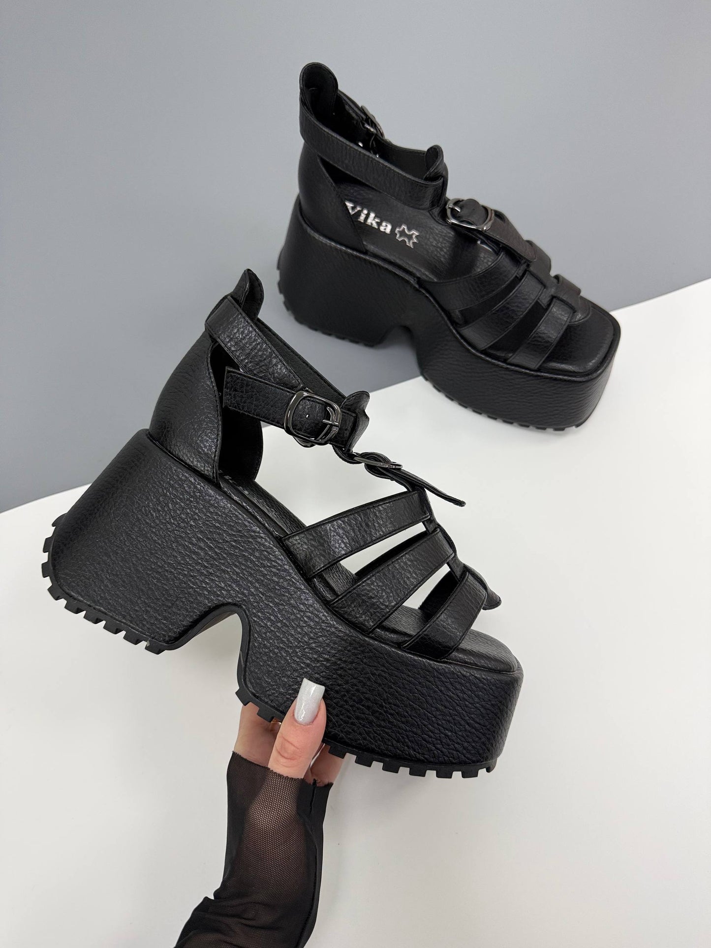 Босоніжки на високій платформі, чорний