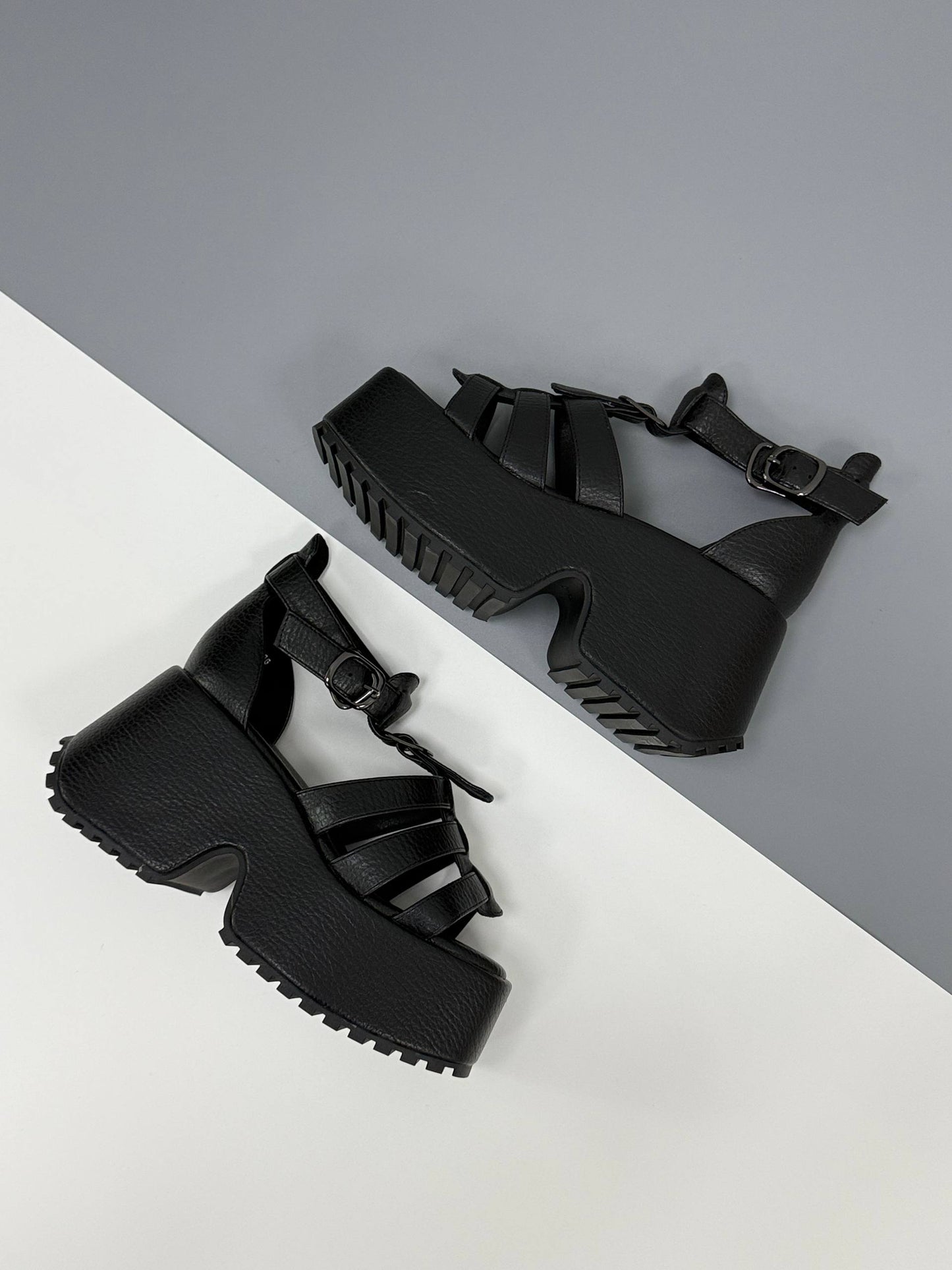 Босоніжки на високій платформі, чорний