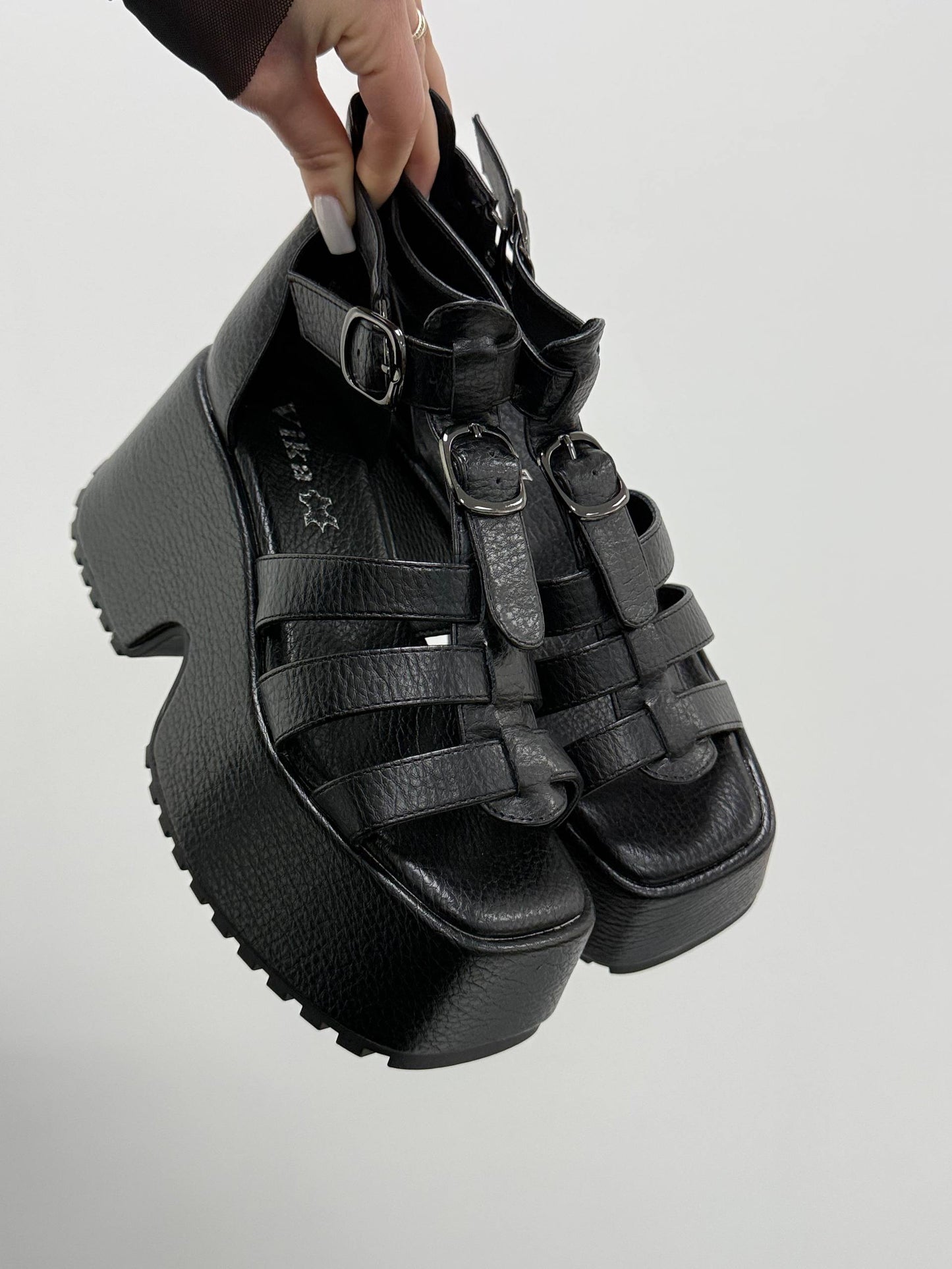 Босоніжки на високій платформі, чорний