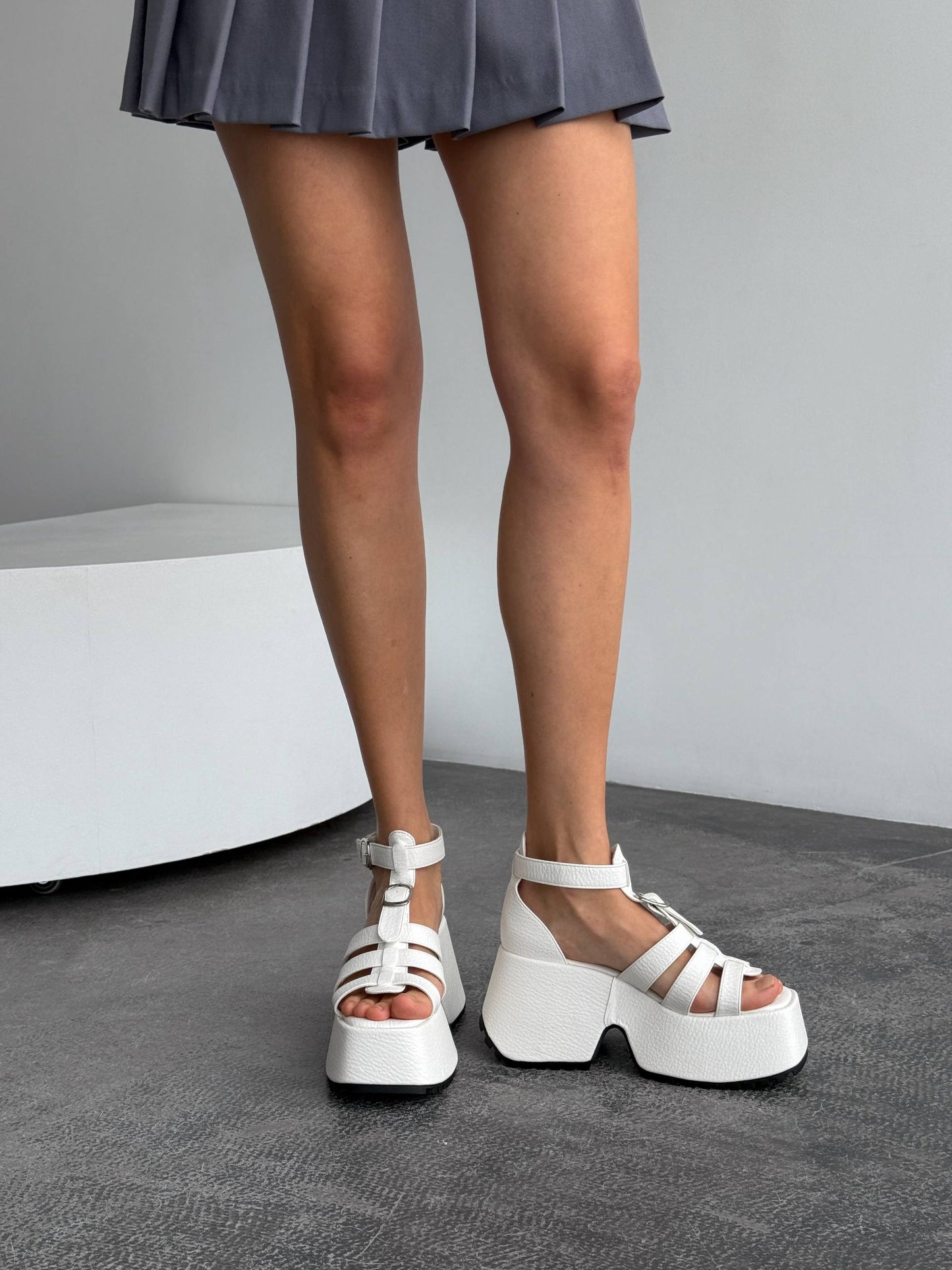 Босоніжки на високій платформі, білий