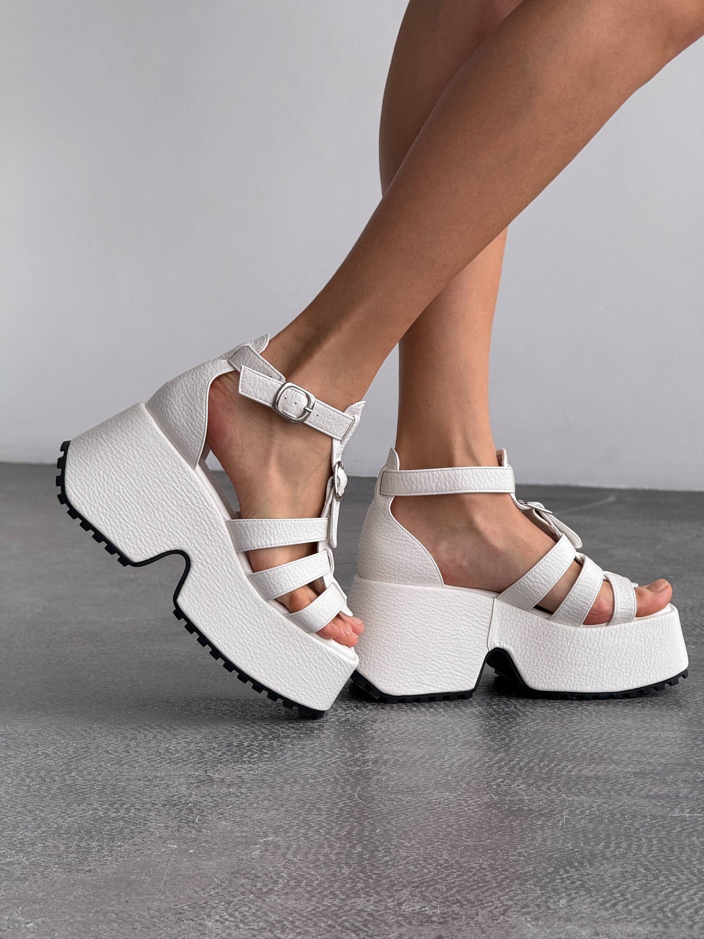 Босоніжки на високій платформі, білий